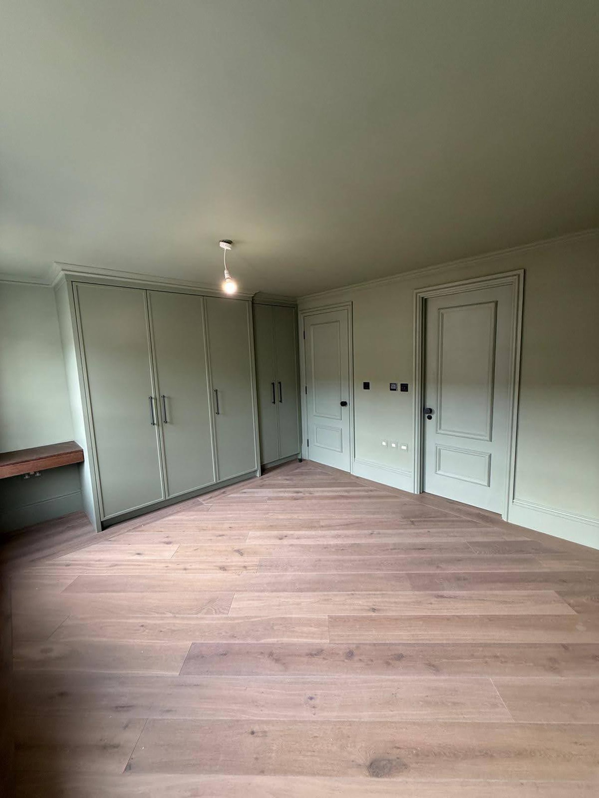 gray computer monitor