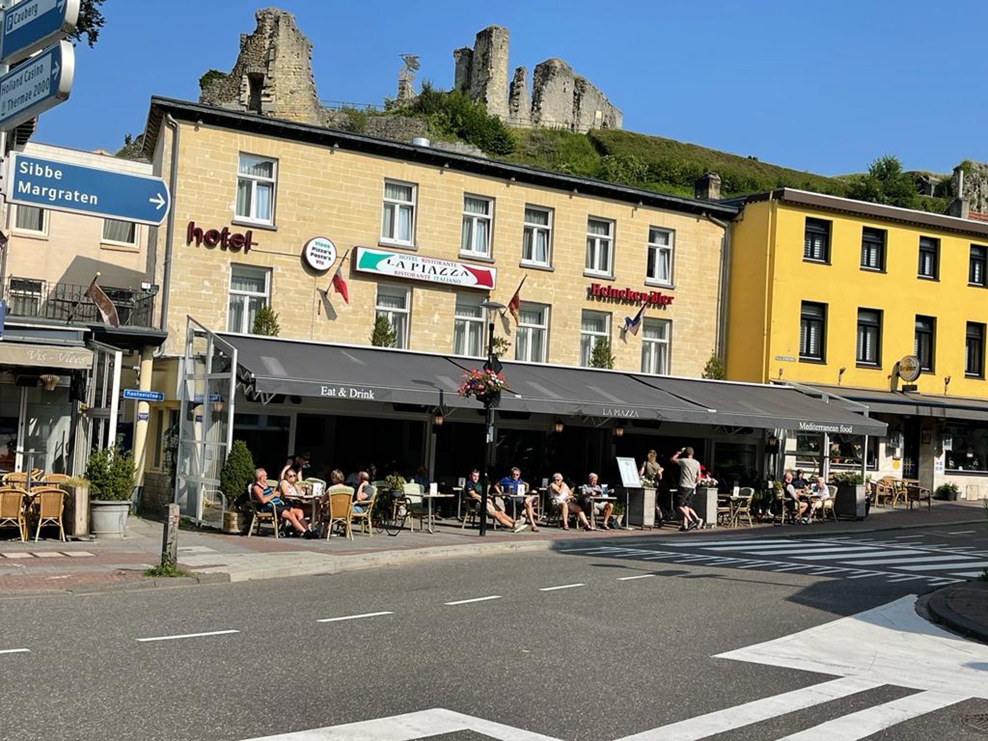 black and white bed linen