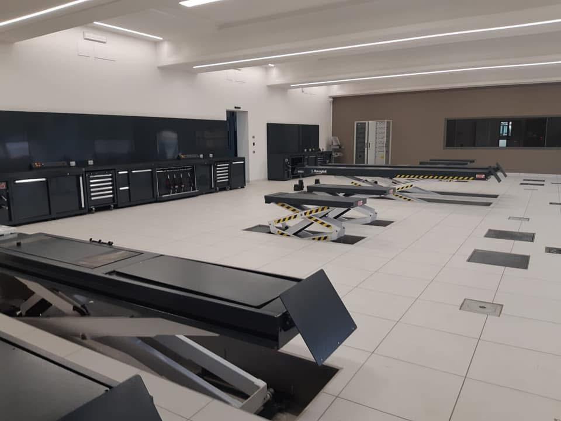 gray computer monitor