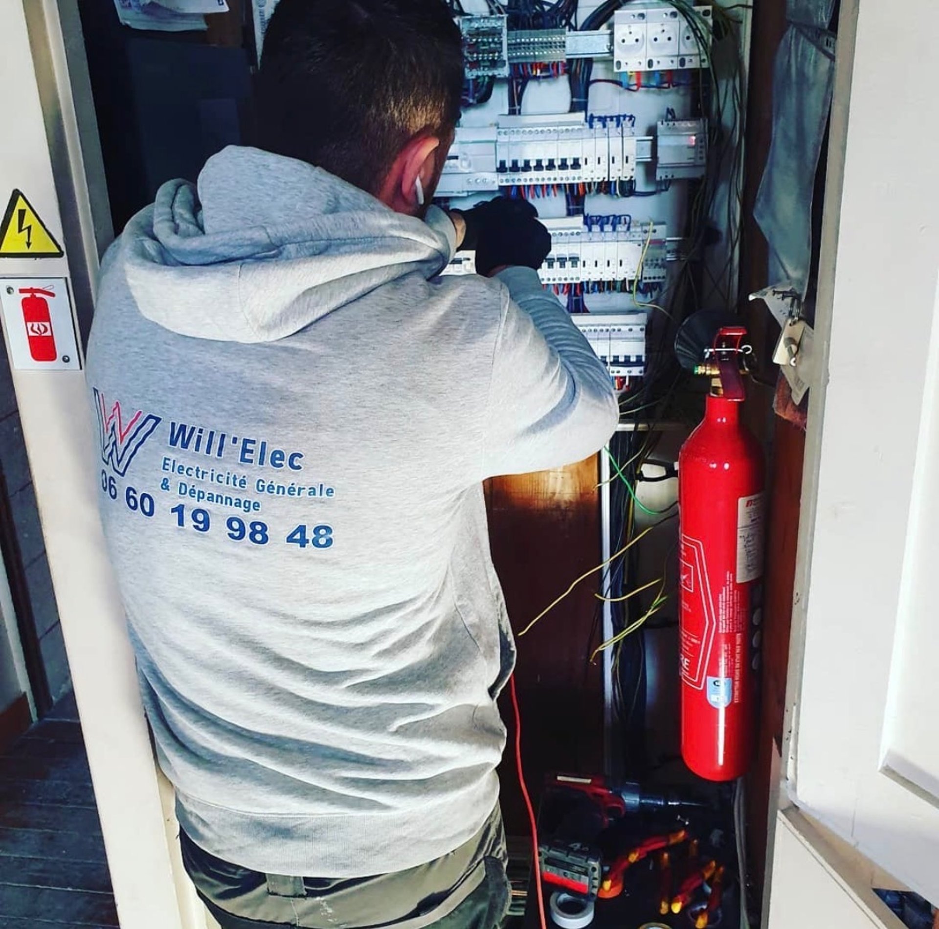 black and brown leather padded tub sofa