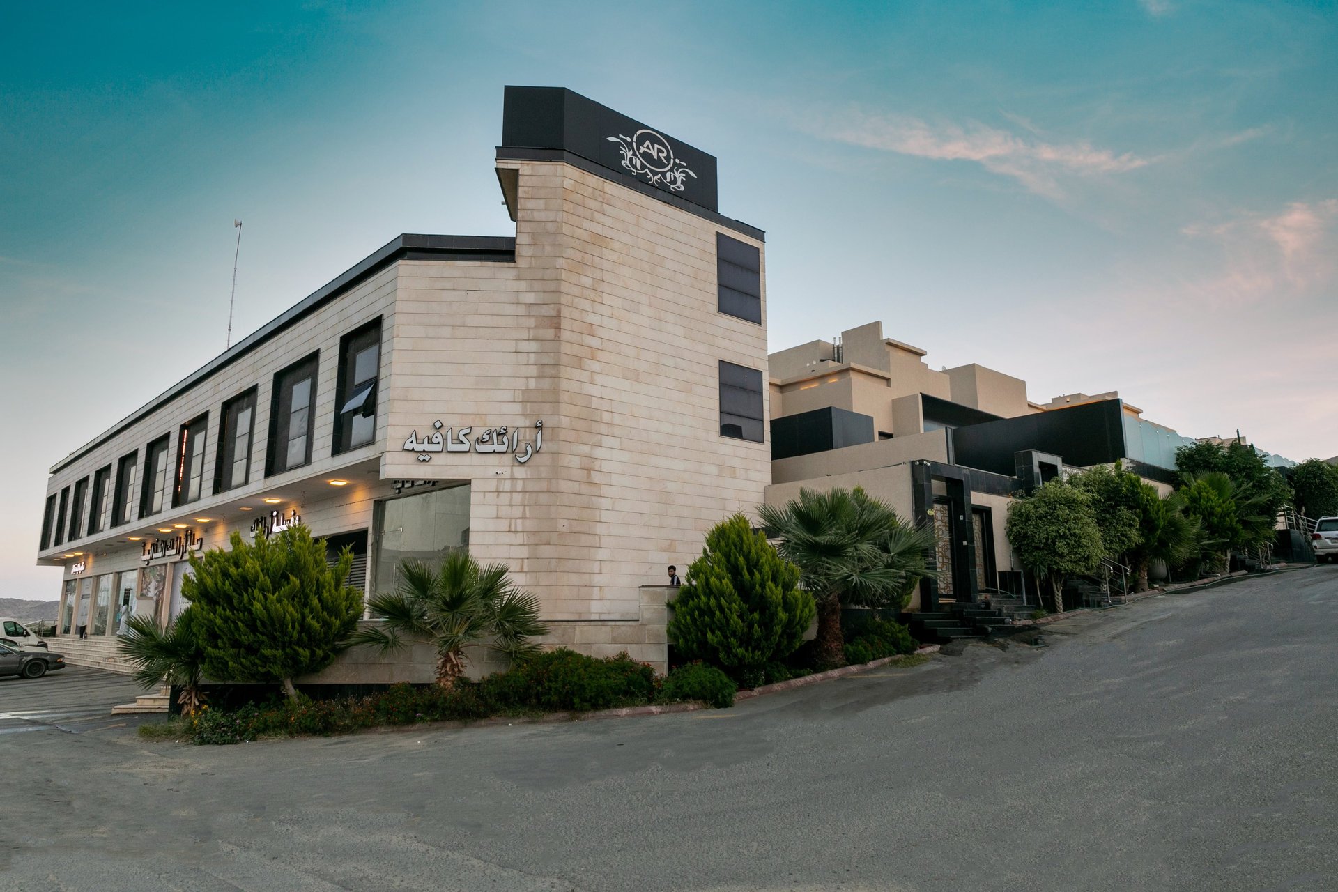 gray computer monitor