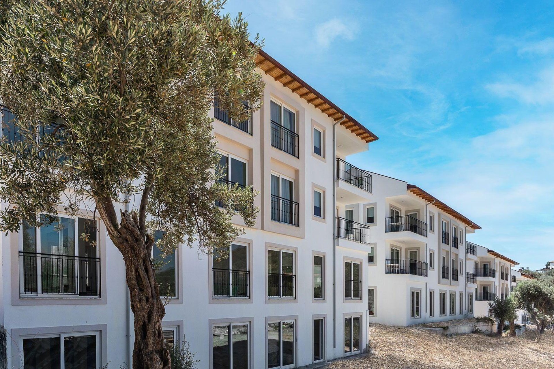 ocean waves crashing on shore during daytime