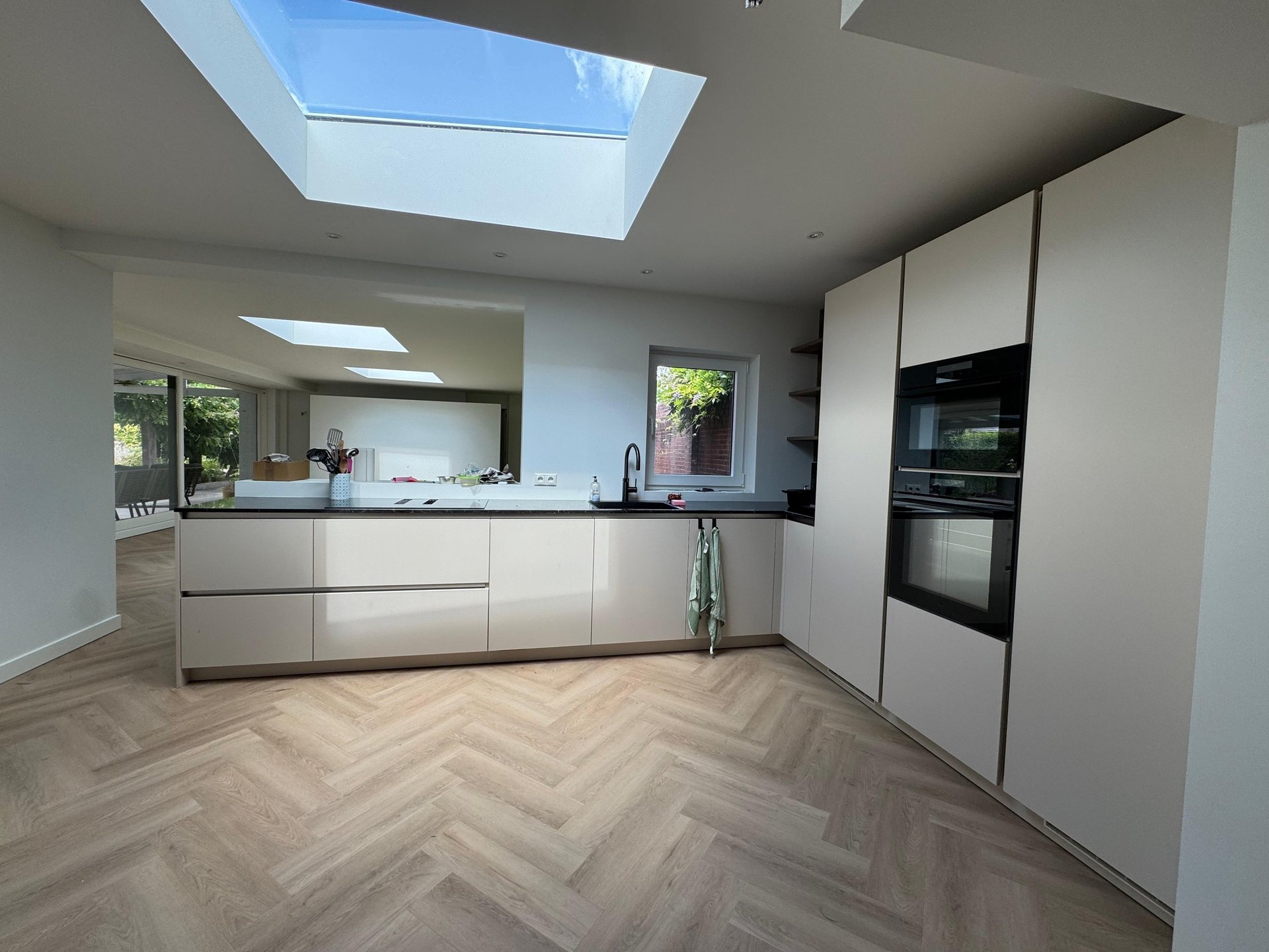 A black and white photo of a city street