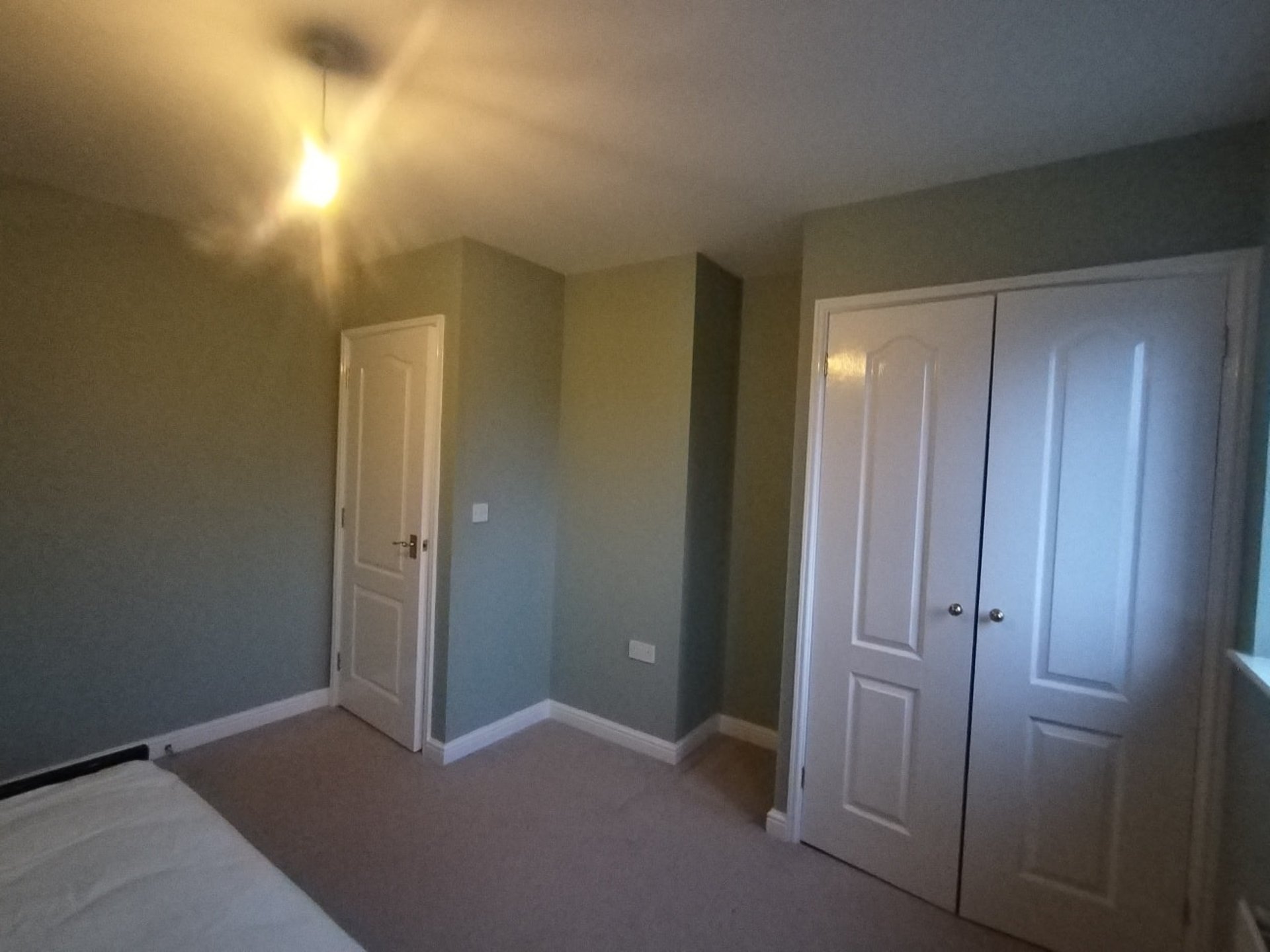 gray computer monitor