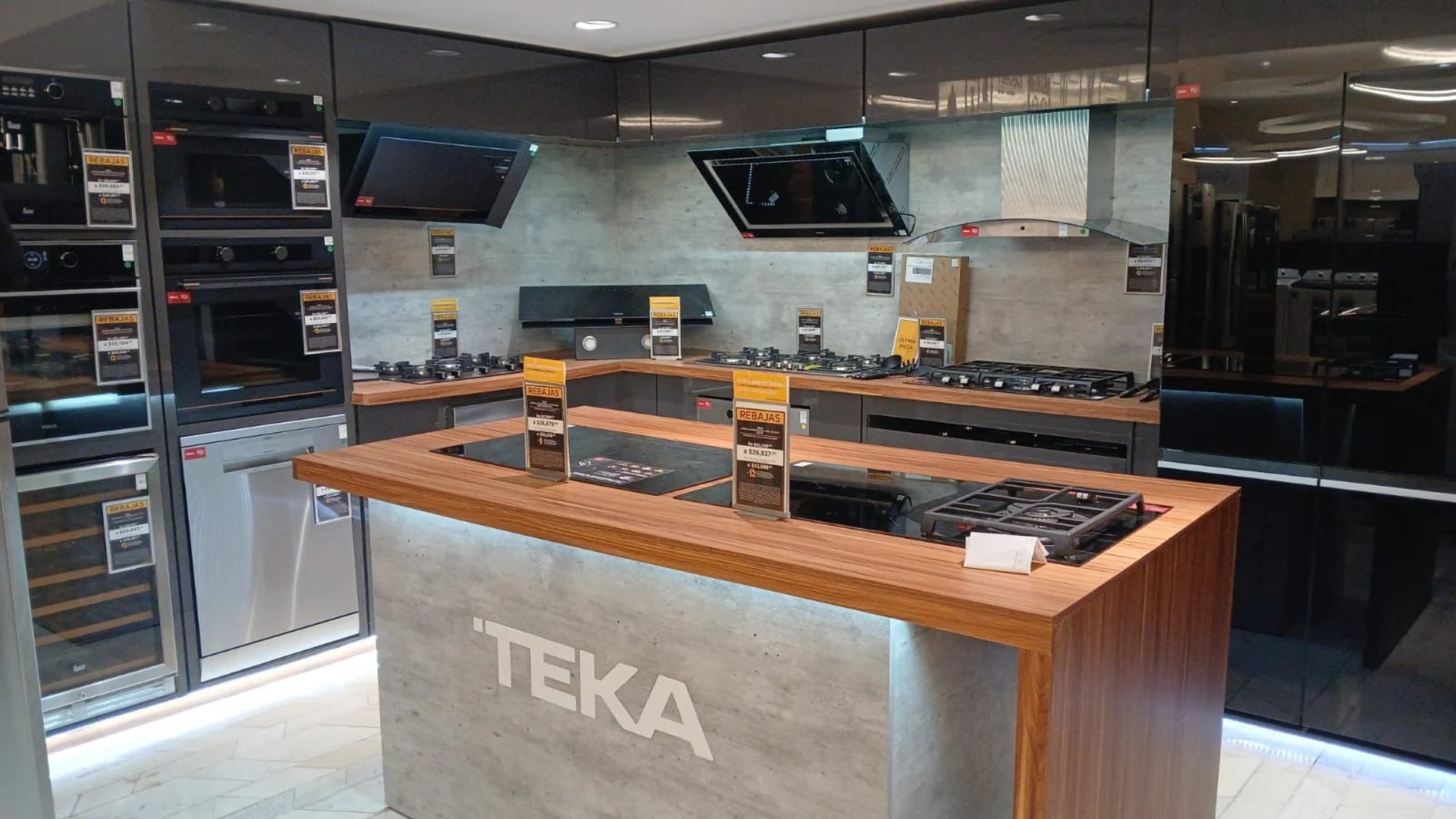 gray computer monitor