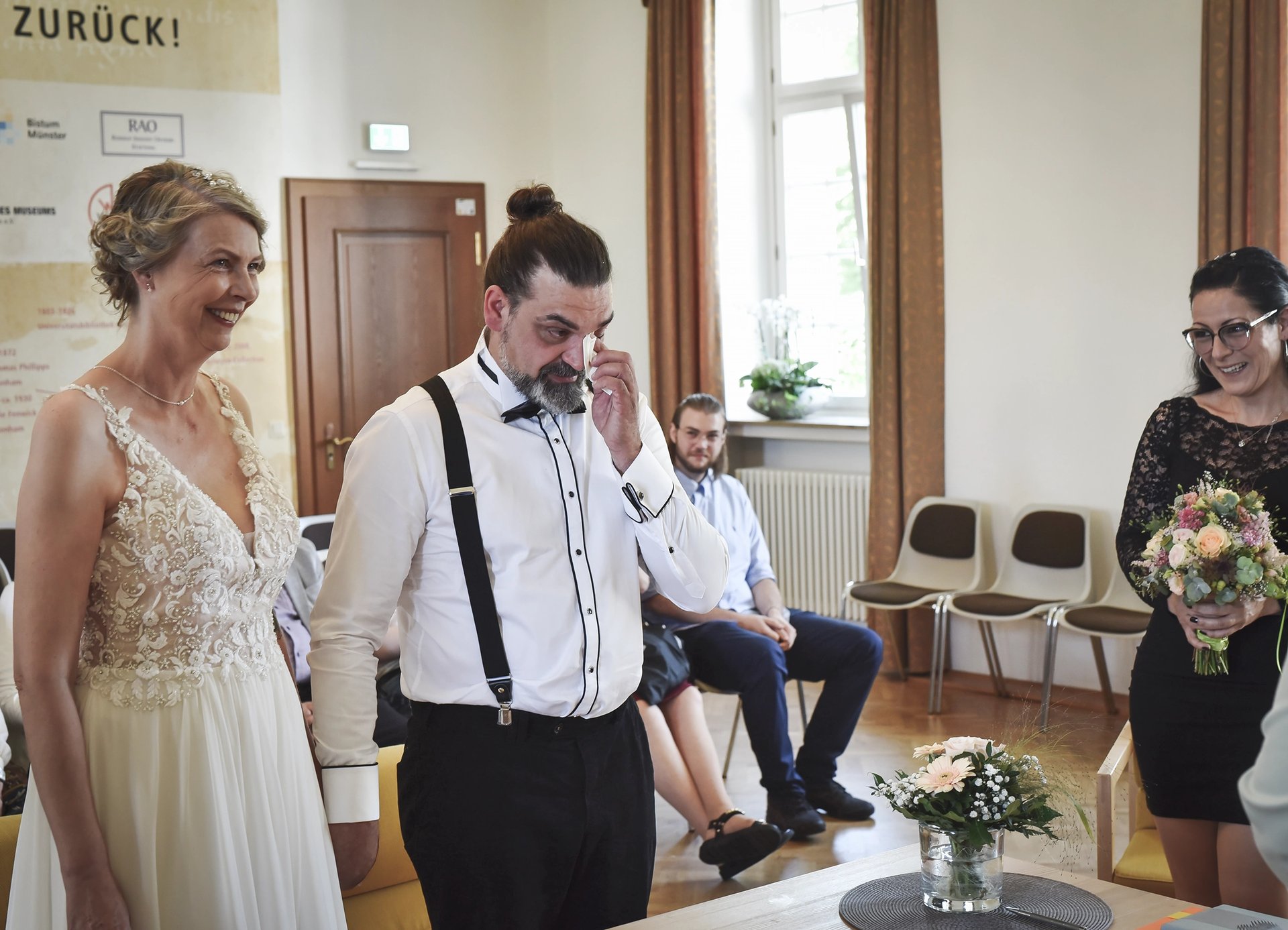 Emotionale Trauung bei einer Hochzeit, der Bräutigam ist sichtlich gerührt.