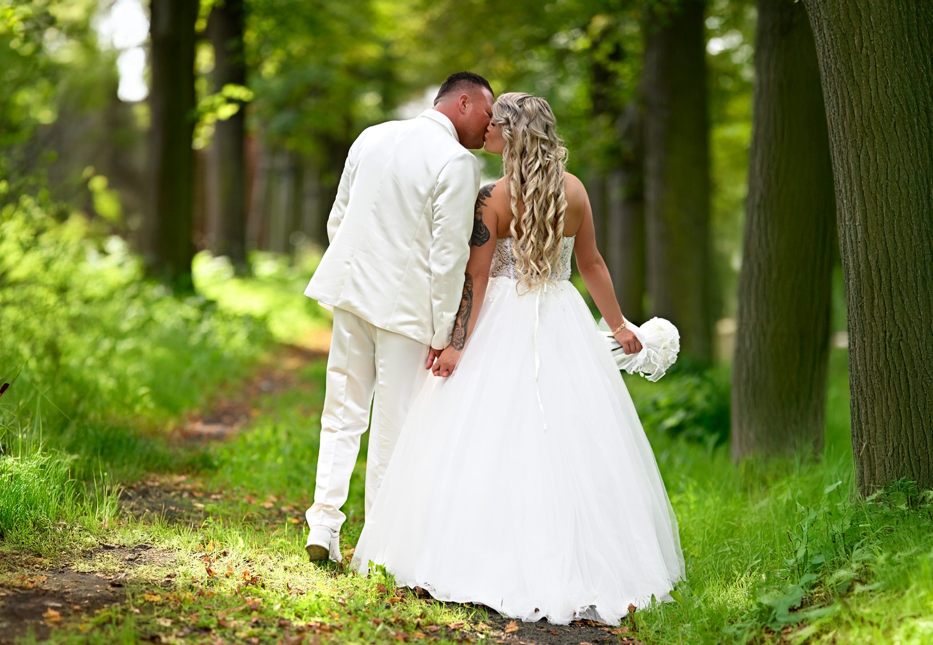 Brautpaar auf einem Waldweg am Möhnesee – emotionale und natürliche Hochzeitsfotografie.