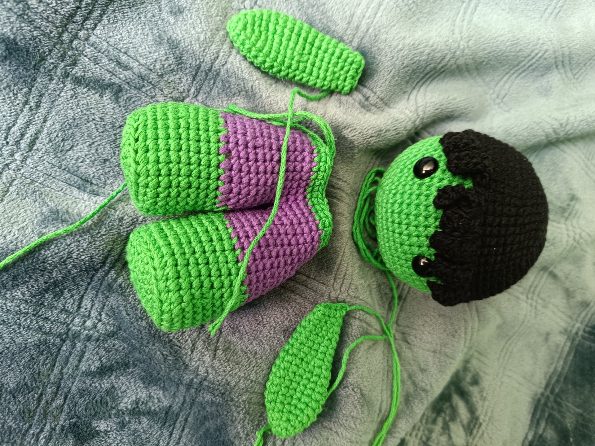 Amigurumi de Hulk de crochet verde con morado
