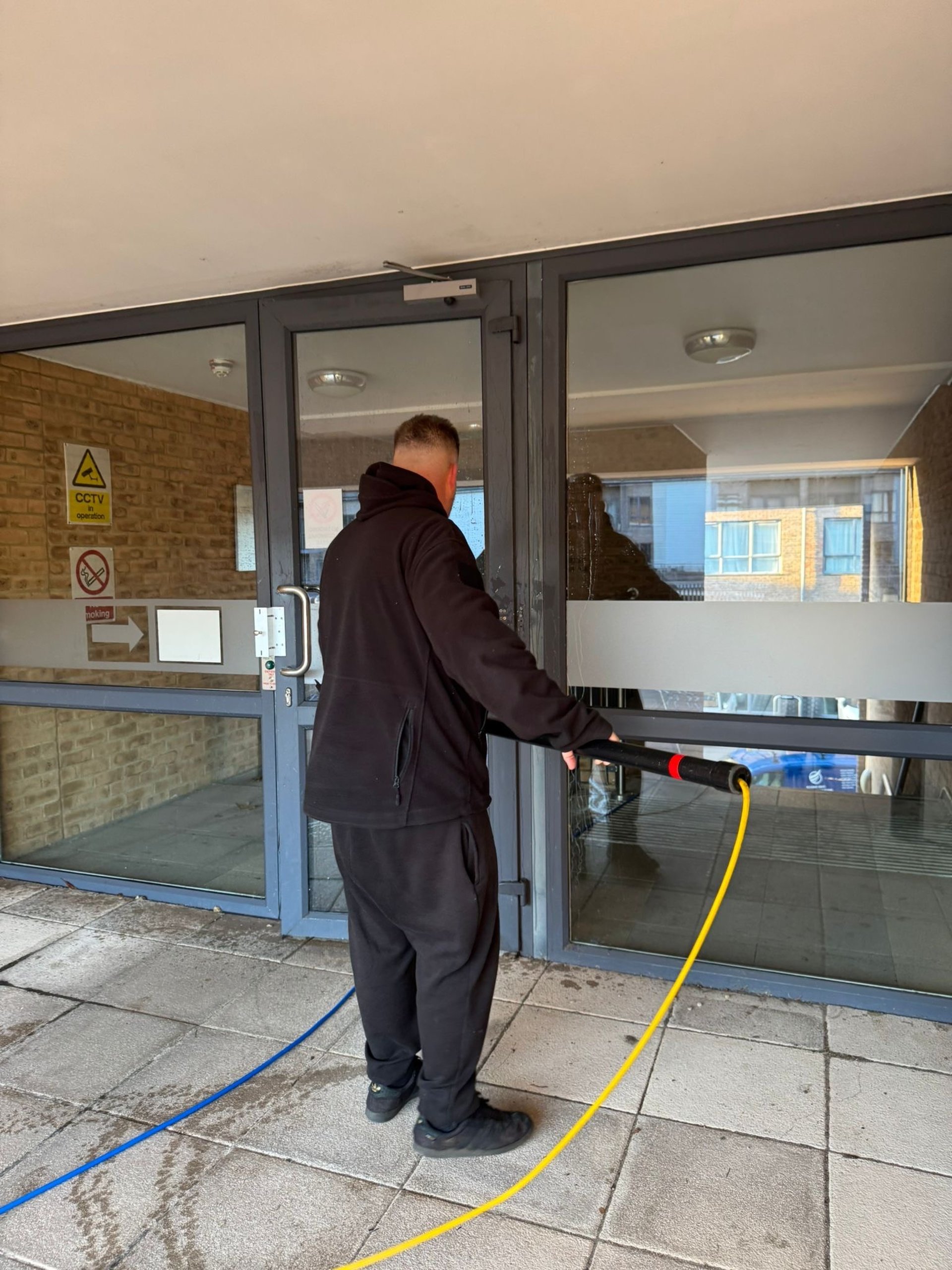 gray computer monitor