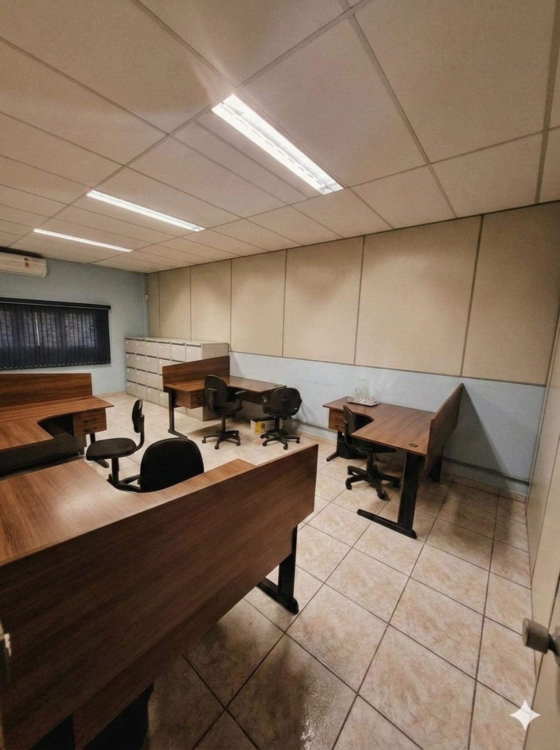 gray computer monitor