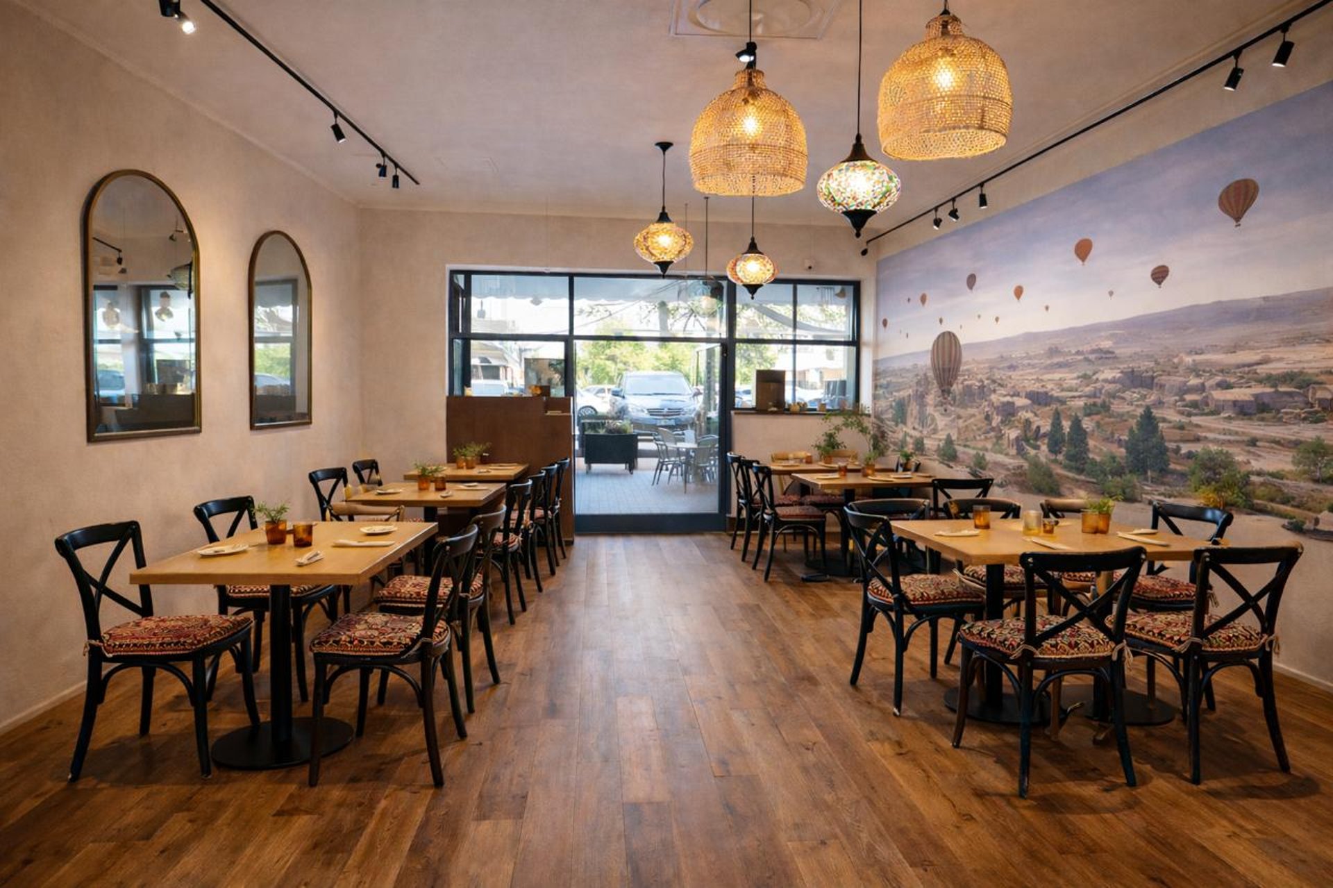 gray computer monitor