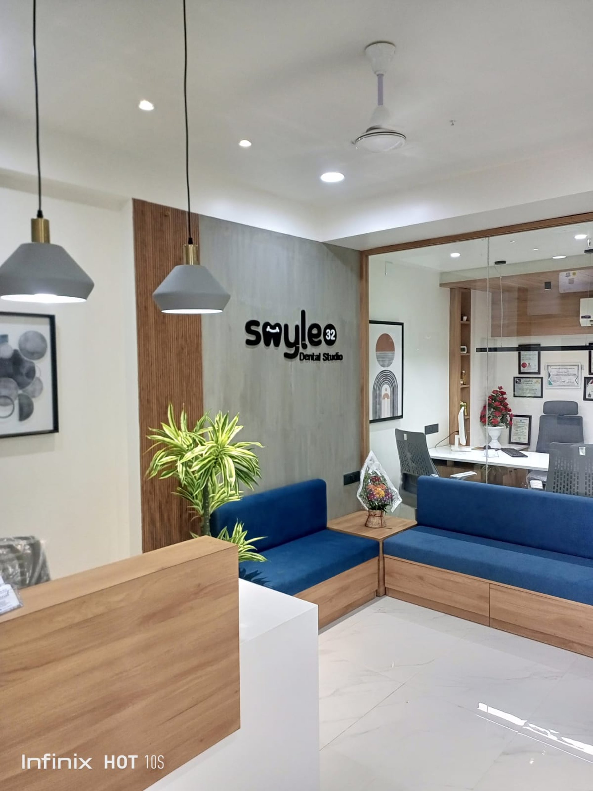 gray computer monitor