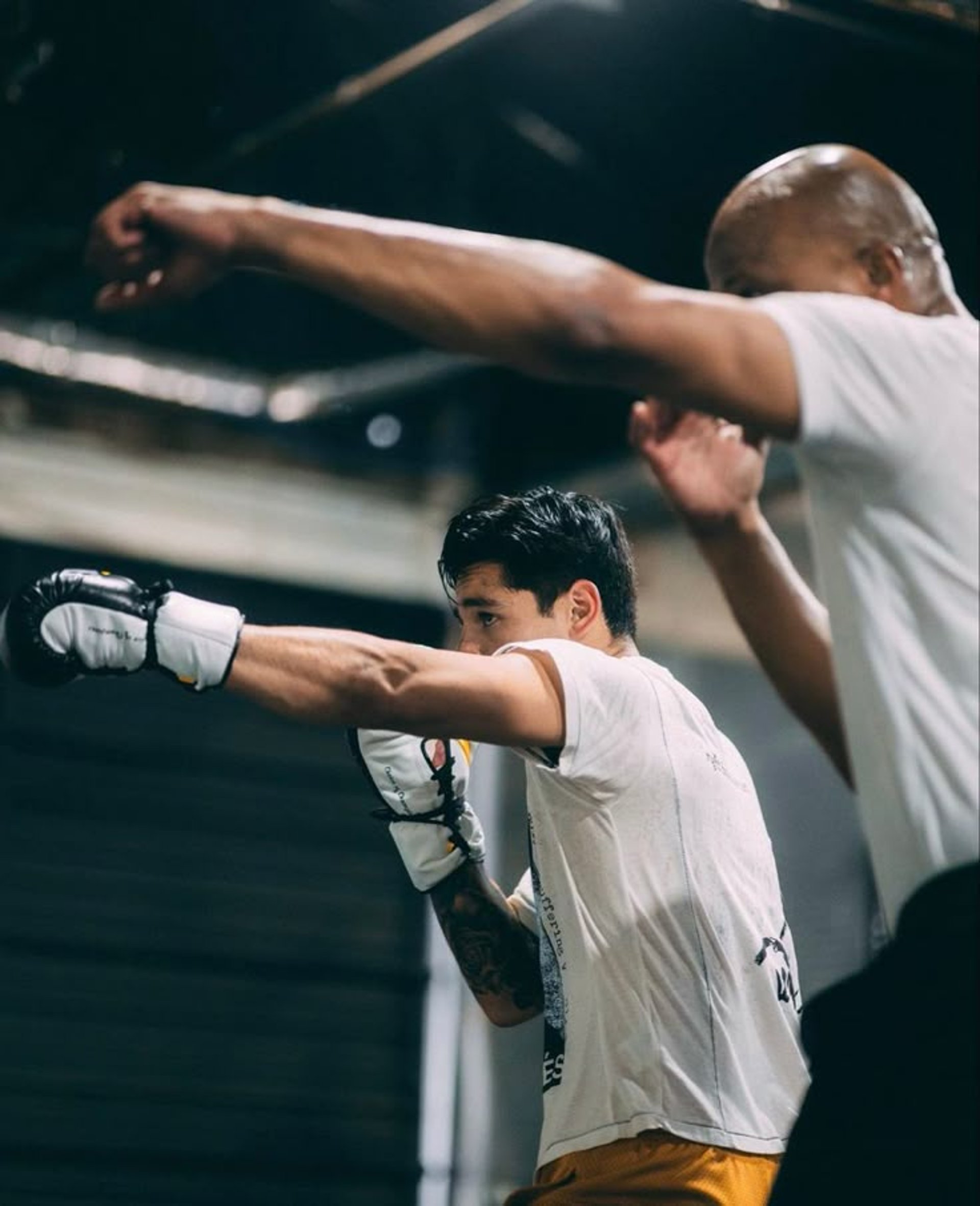 Deux boxeurs qui s'entraînent en faisant du shadow boxing