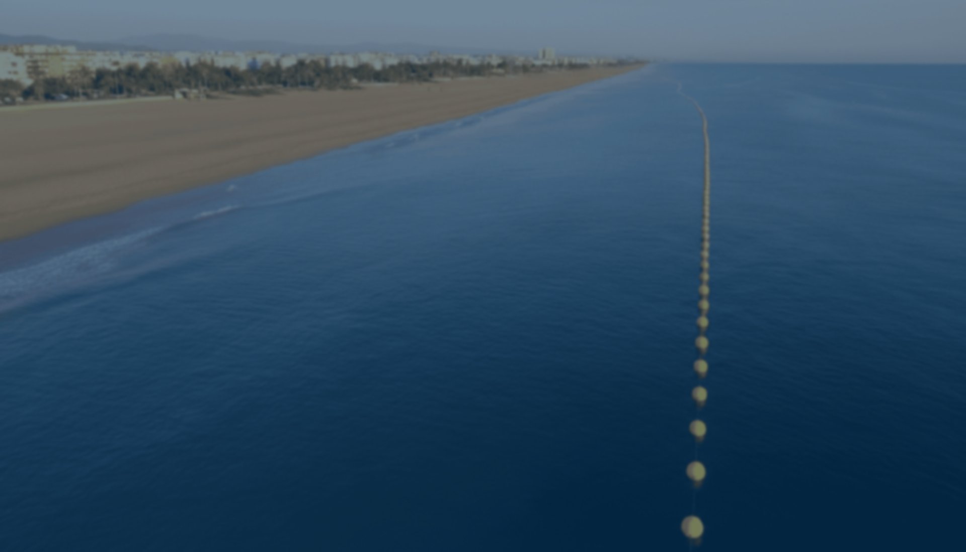 Playa balizada en el mediterráneo