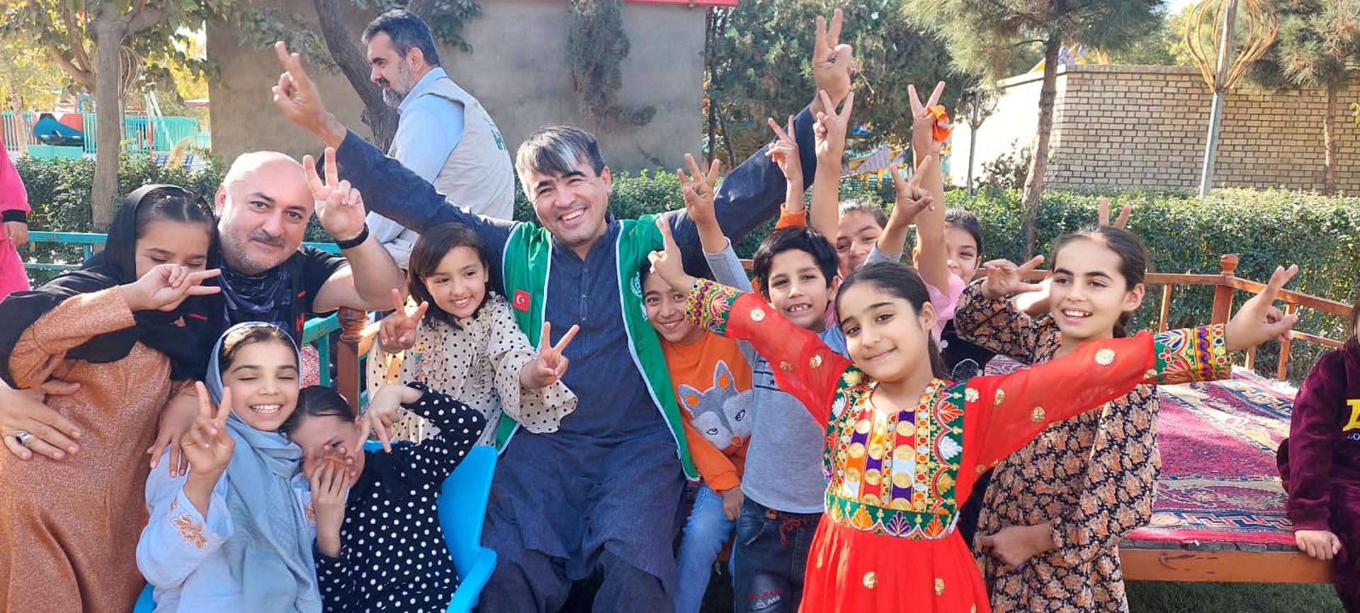 gray computer monitor