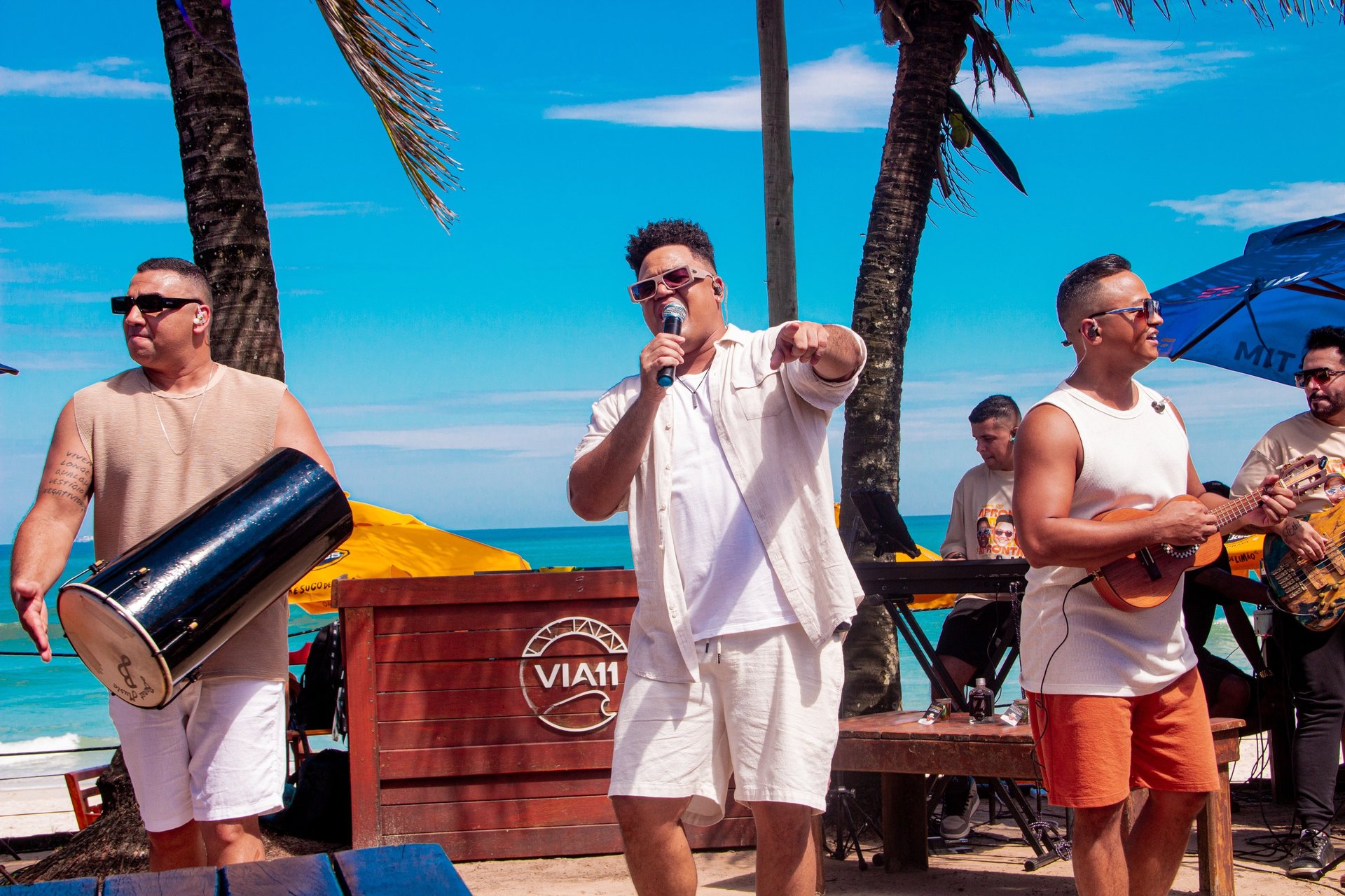 black and white bed linen