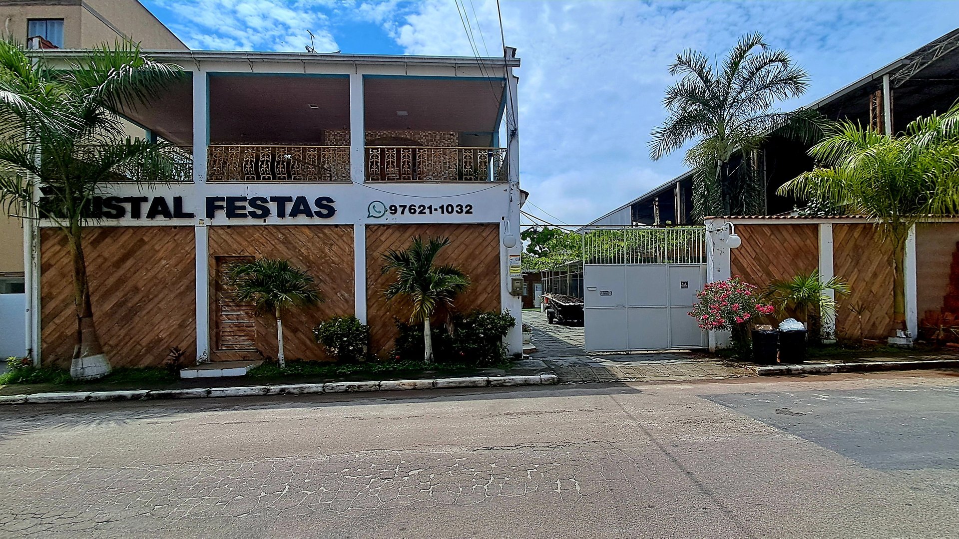 underwater photography of water bubbles