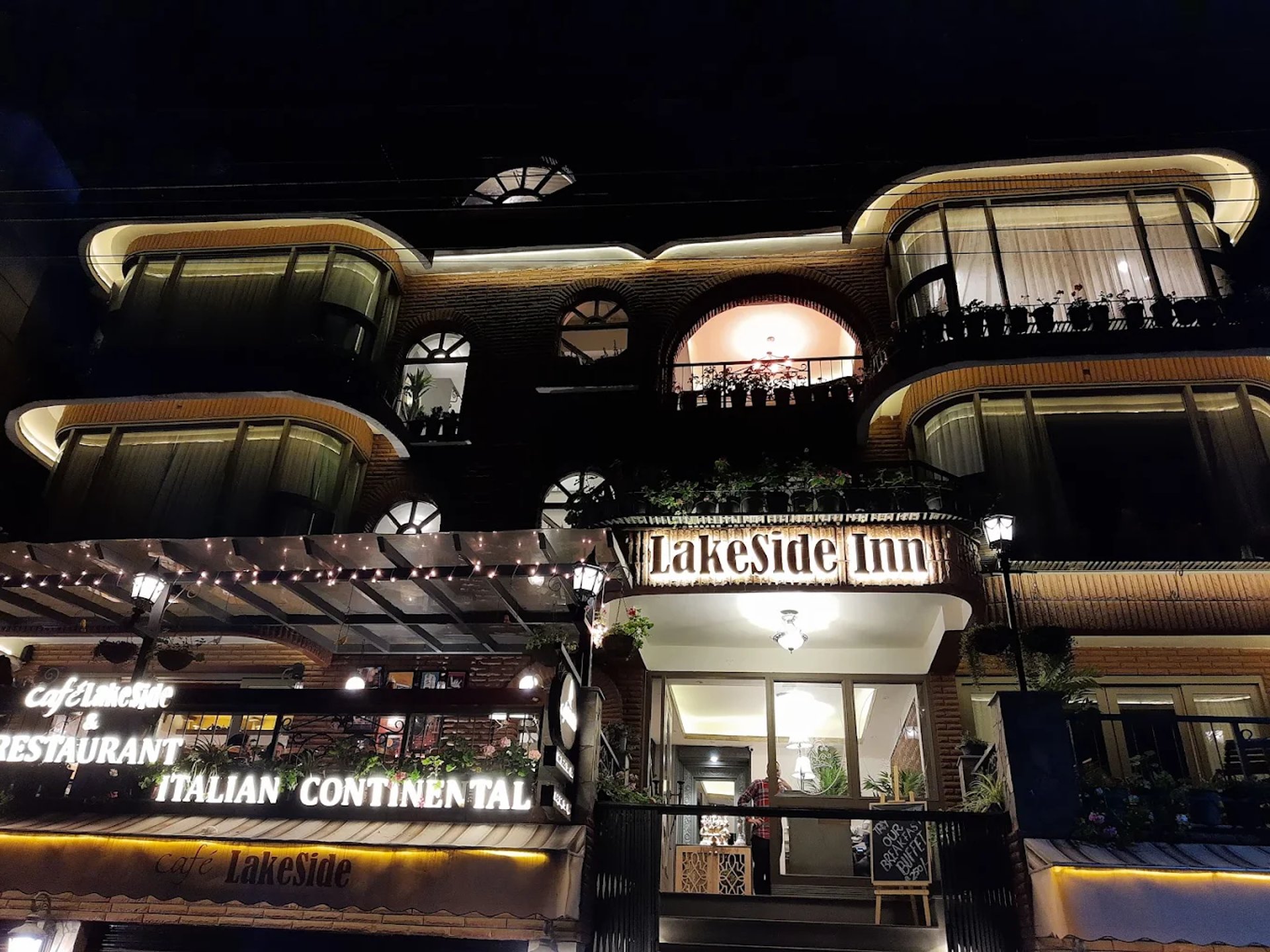 black and white bed linen