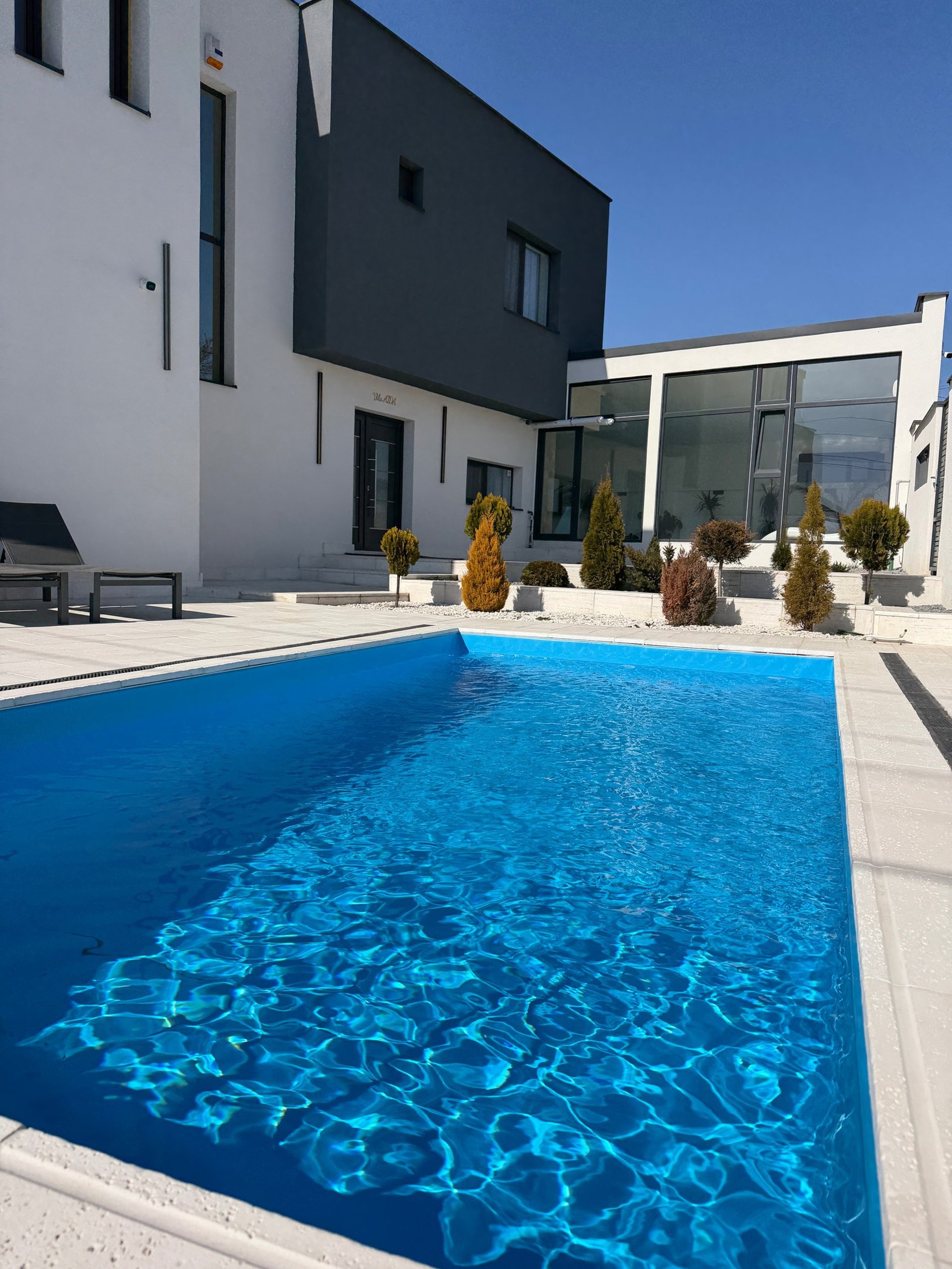 black and white bed linen