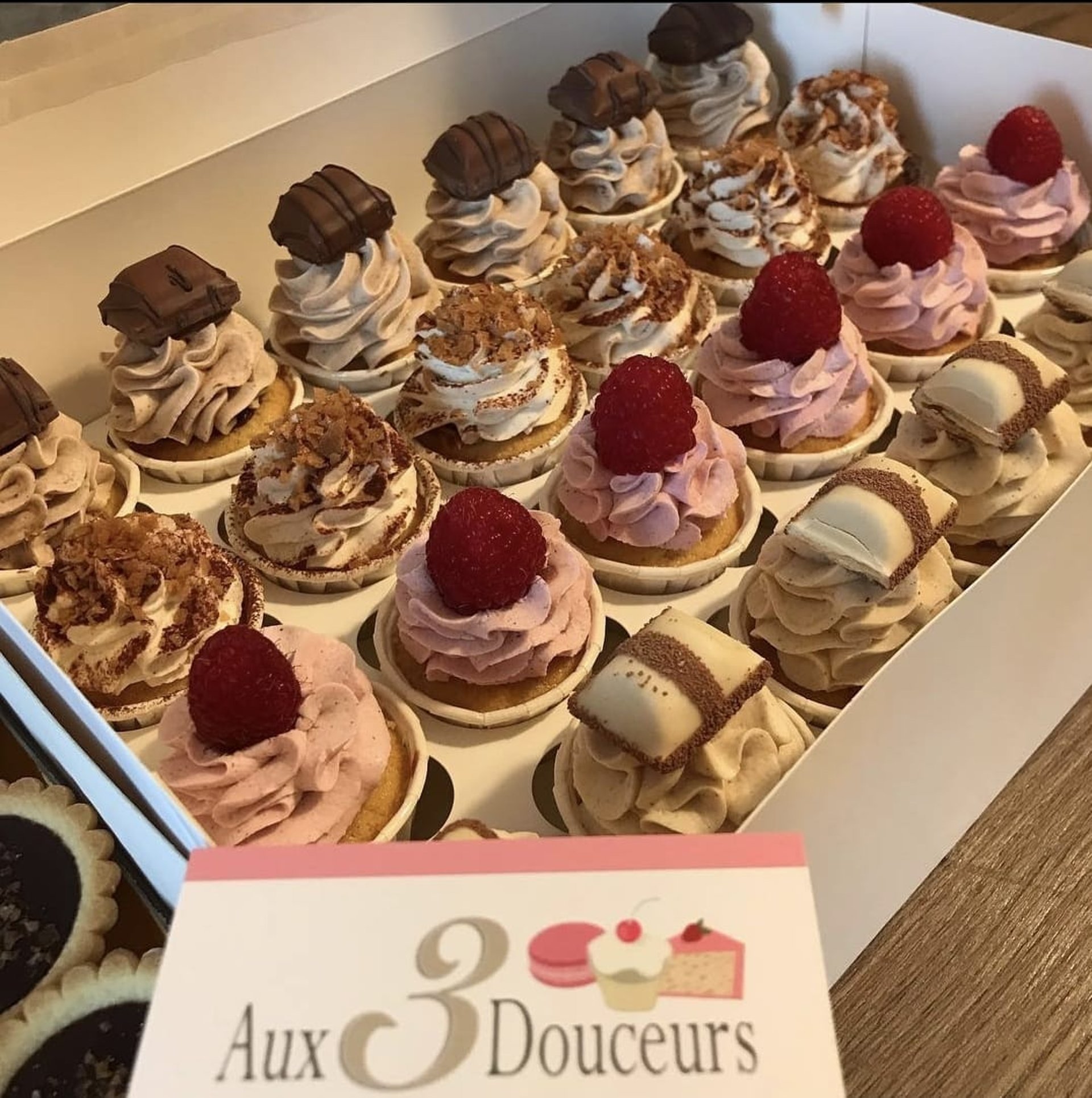 gray computer monitor