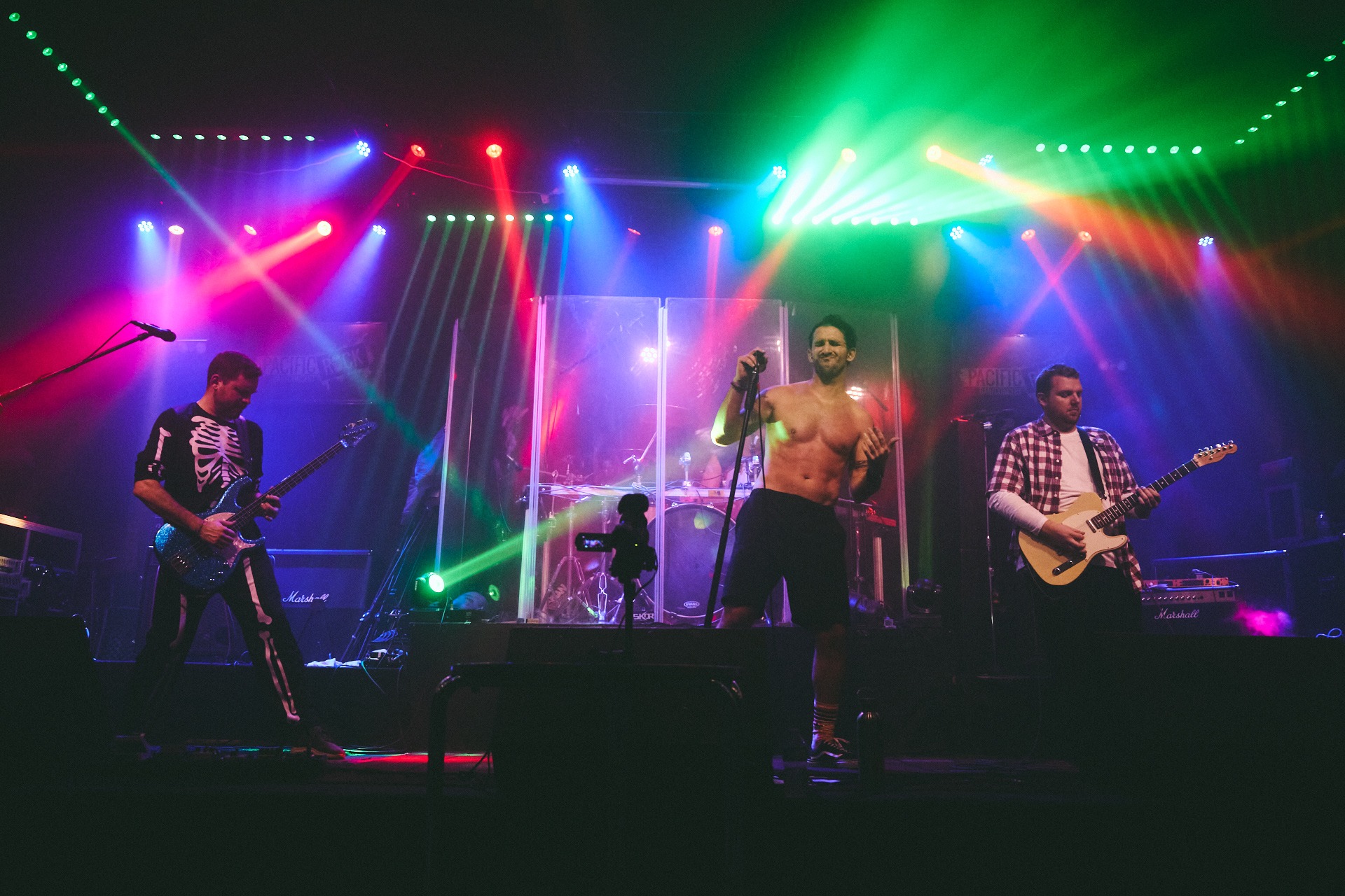 black and white bed linen