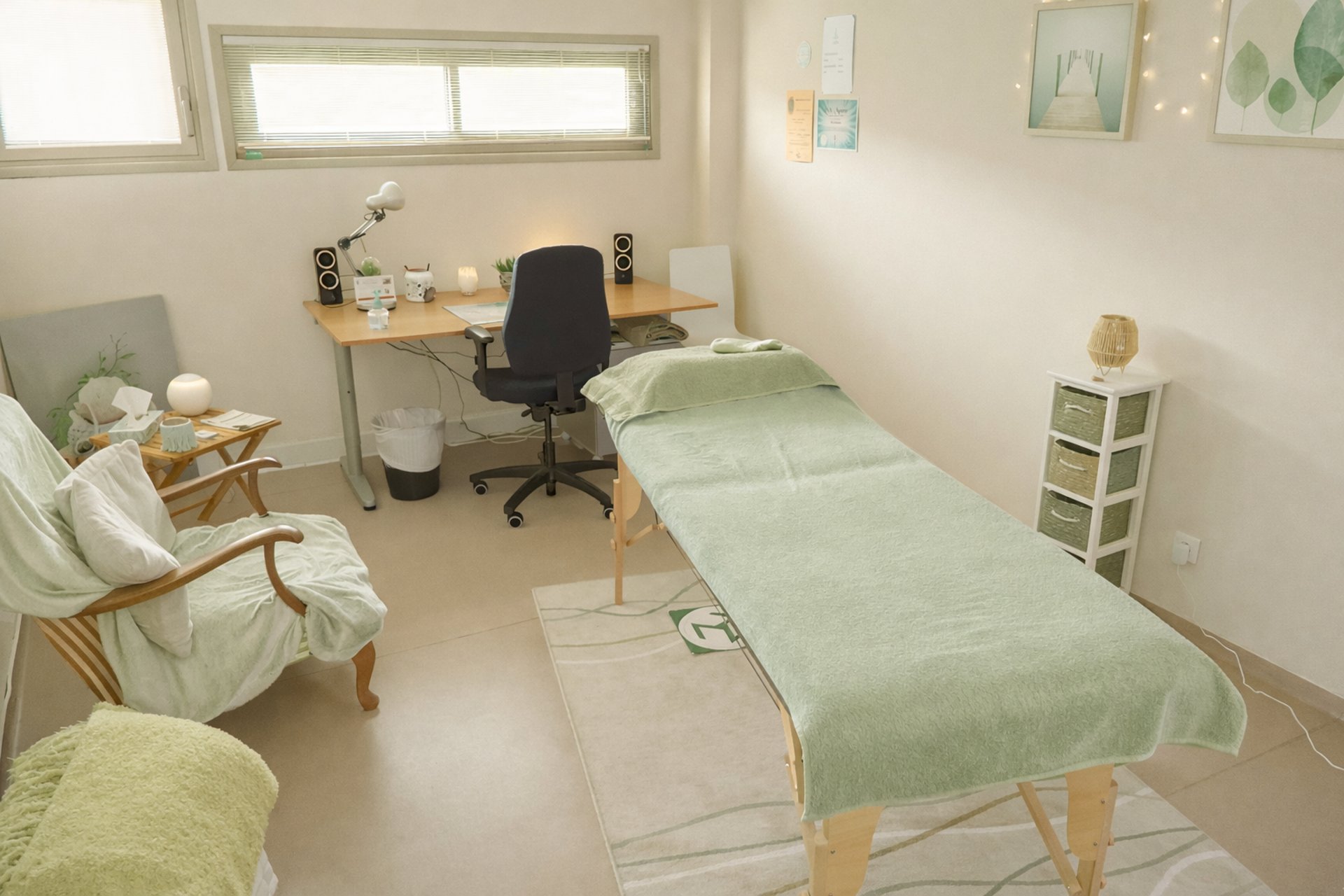 gray computer monitor