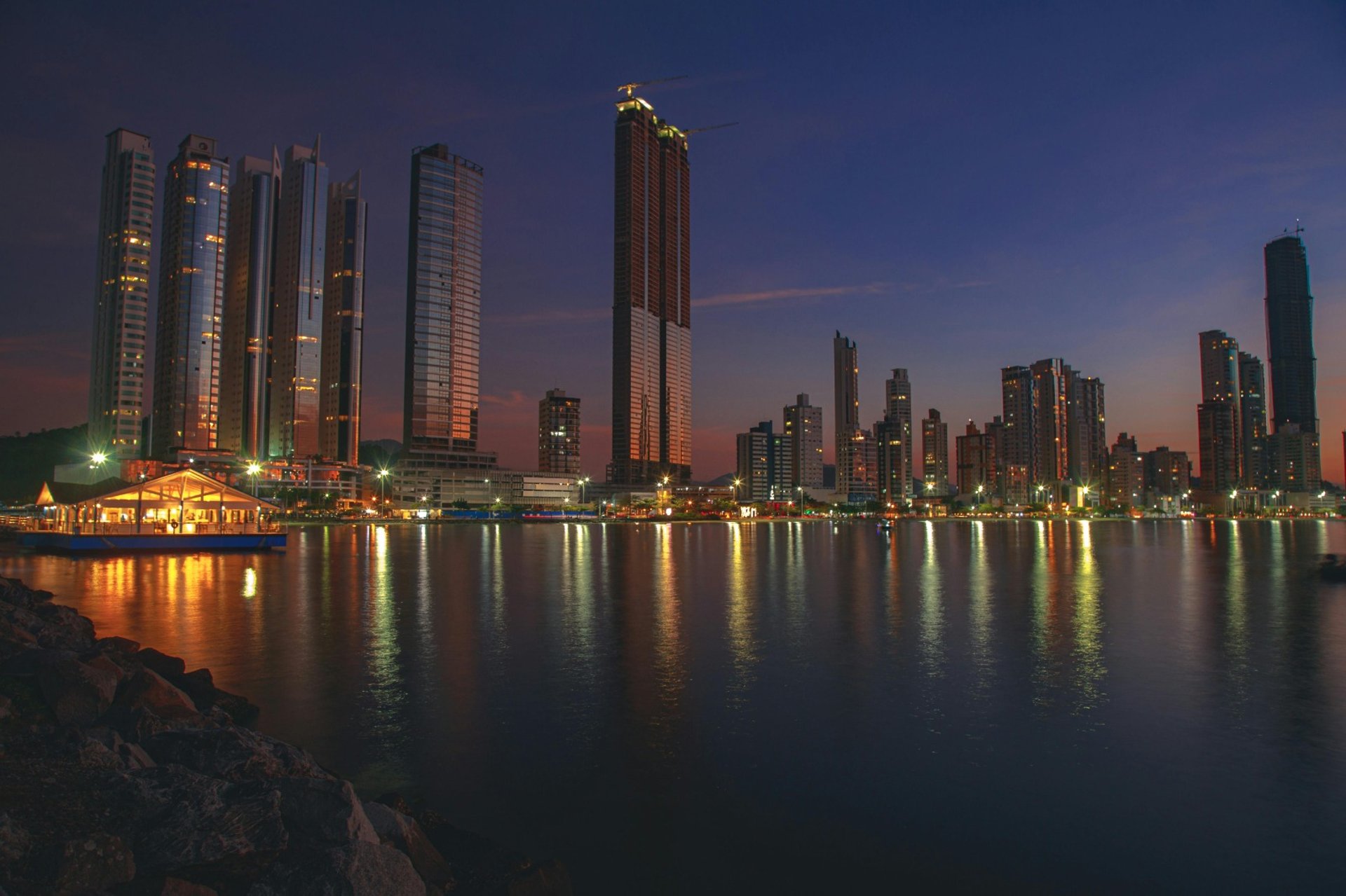 black and white bed linen