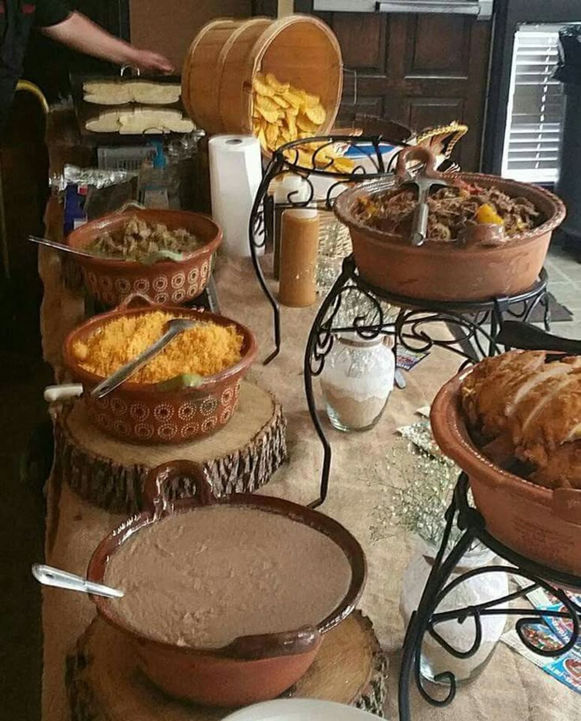 cazuelas para eventos con diferentes guisos sobre una mesa