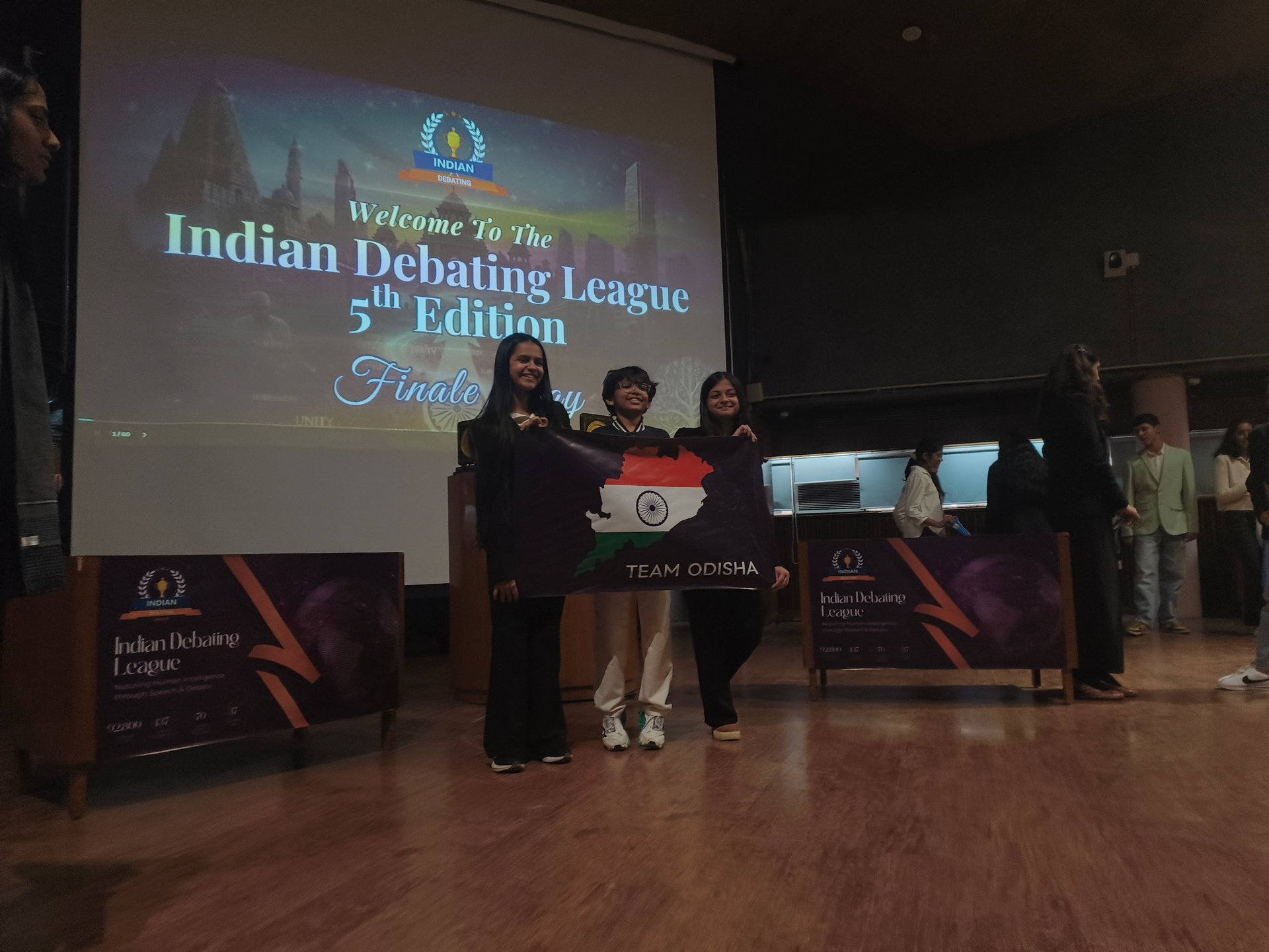 gray computer monitor