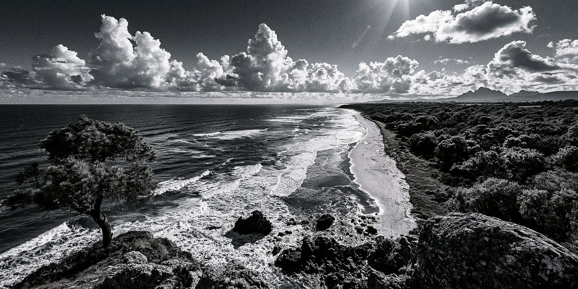 Paysage côtier sauvage en noir et blanc — Photographie tirage unique 1/1 par Enzo Minardi