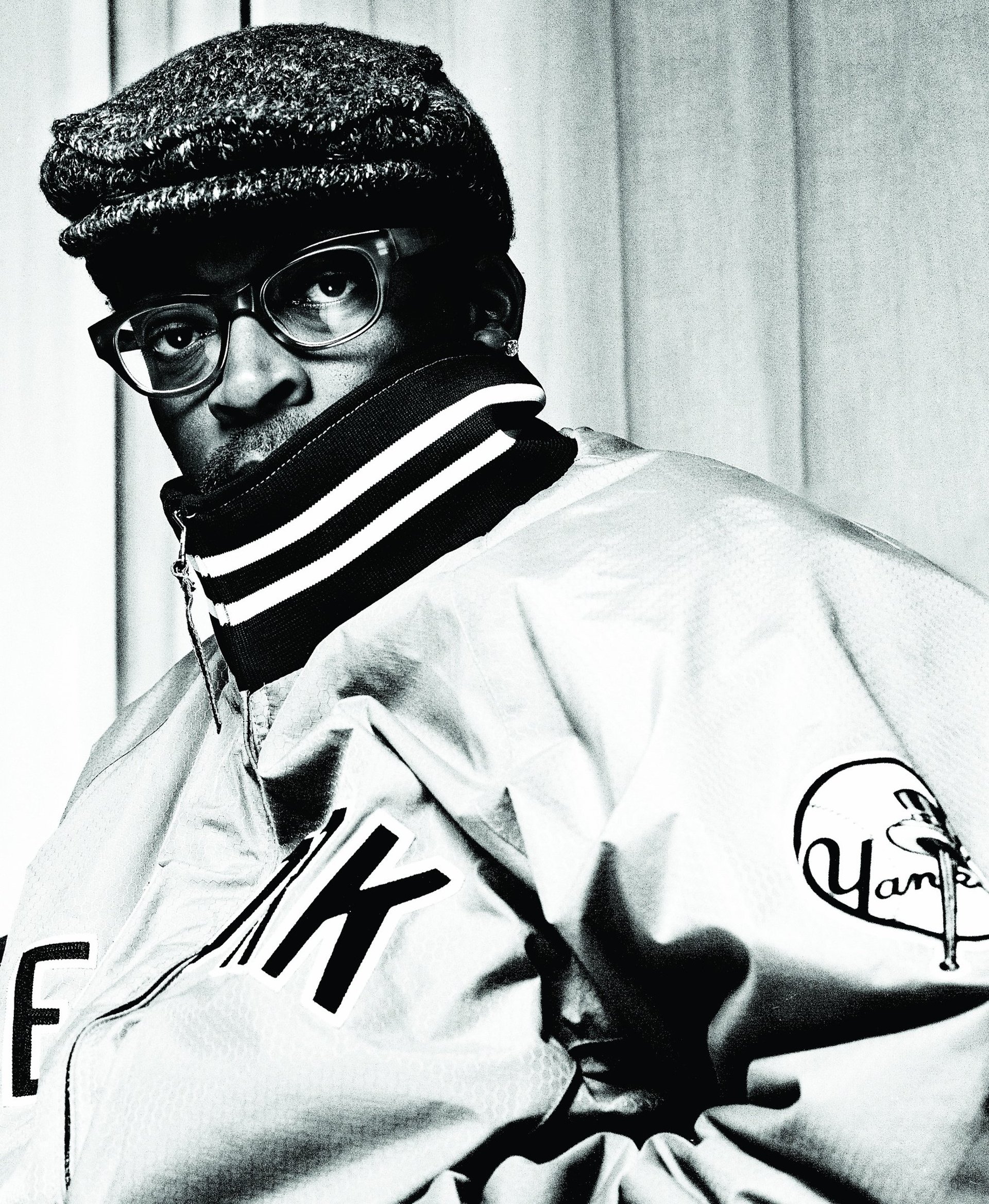 Portrait de Spike Lee en noir et blanc, Plaza Athénée Paris — photographie par Enzo Minardi