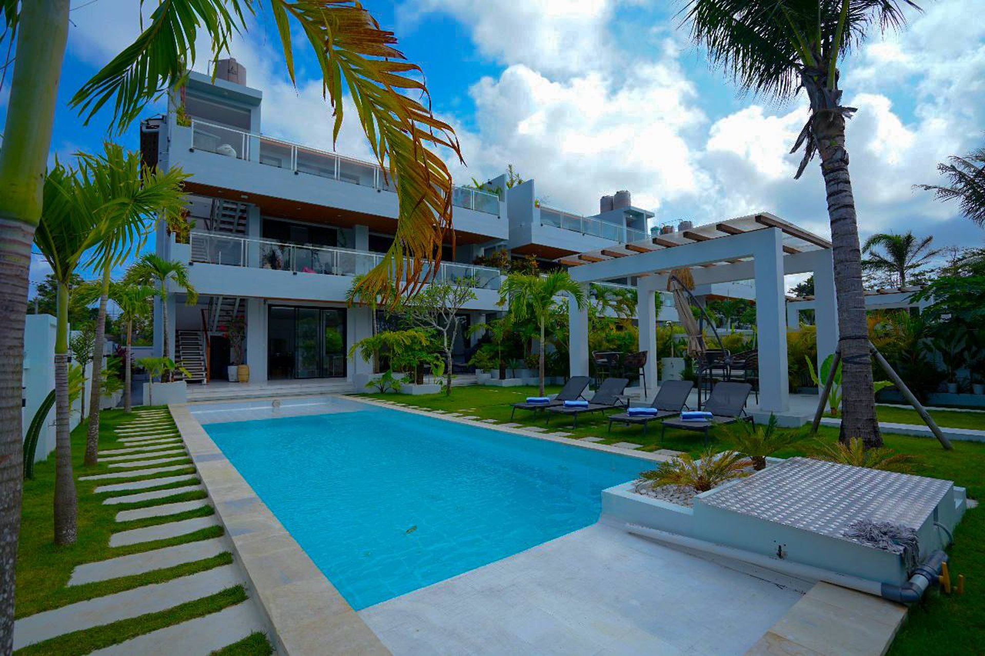 gray computer monitor