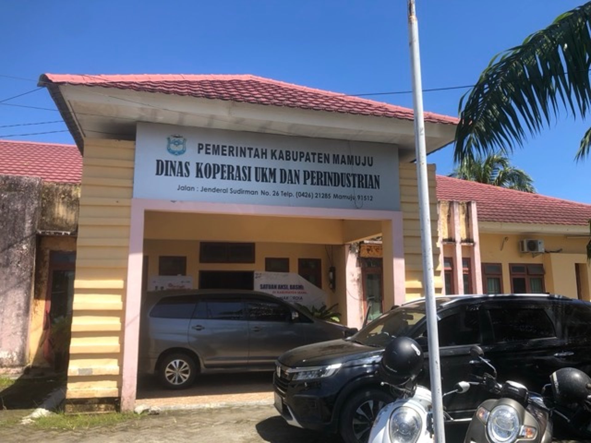 black and brown leather padded tub sofa