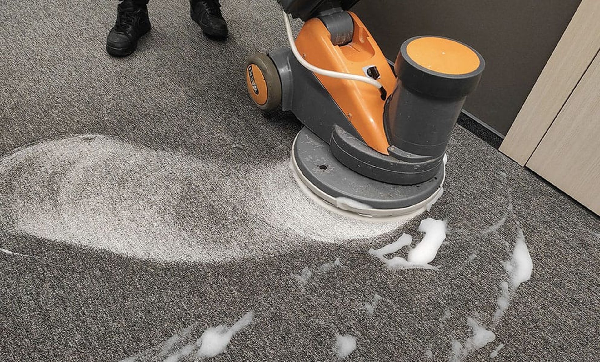 nettoyage-de-moquette-a-la-monobrosse