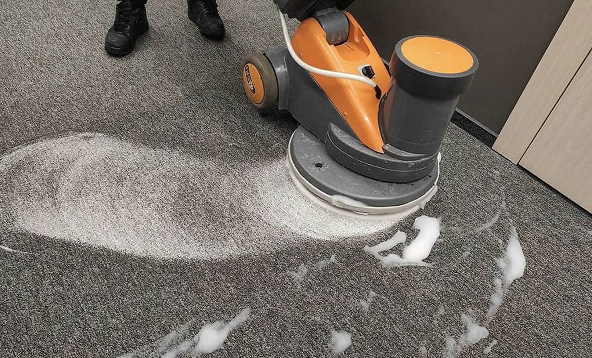 Nettoyage de moquette à la monobrosse avec mousse sèche – Klinova