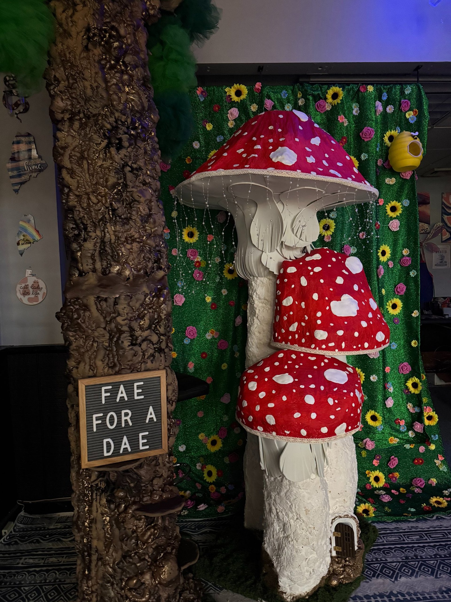 gray computer monitor