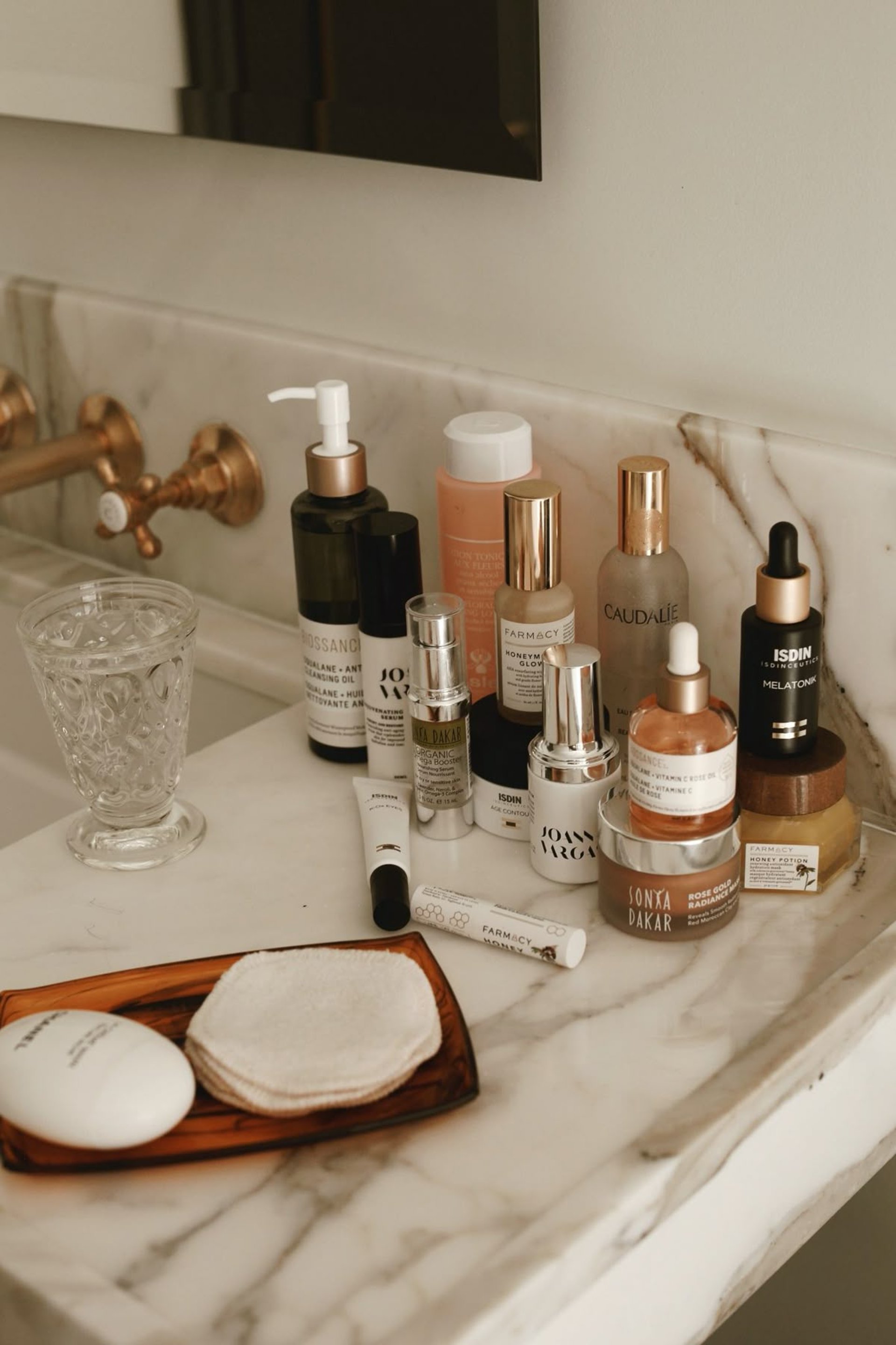 gray computer monitor