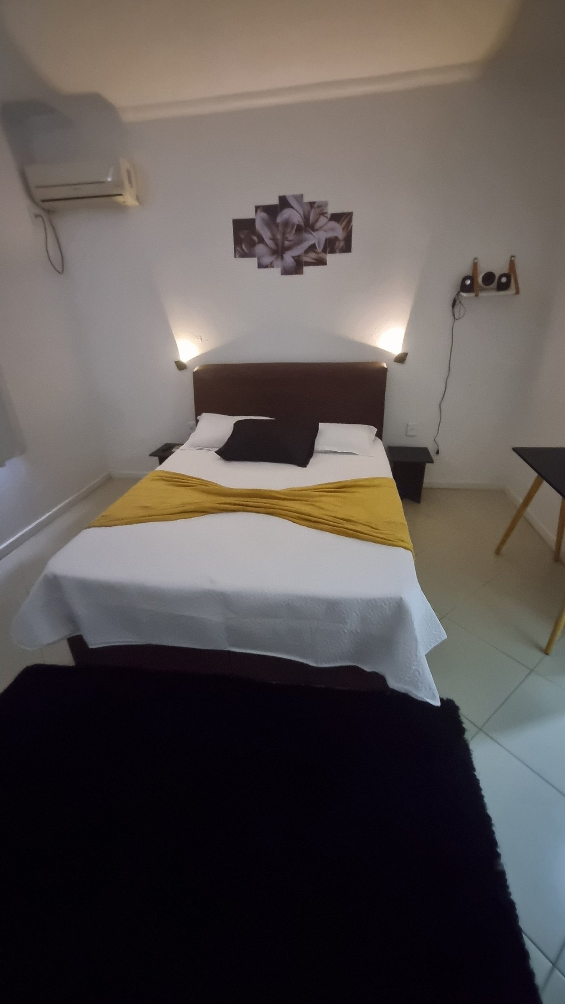black and white bed linen