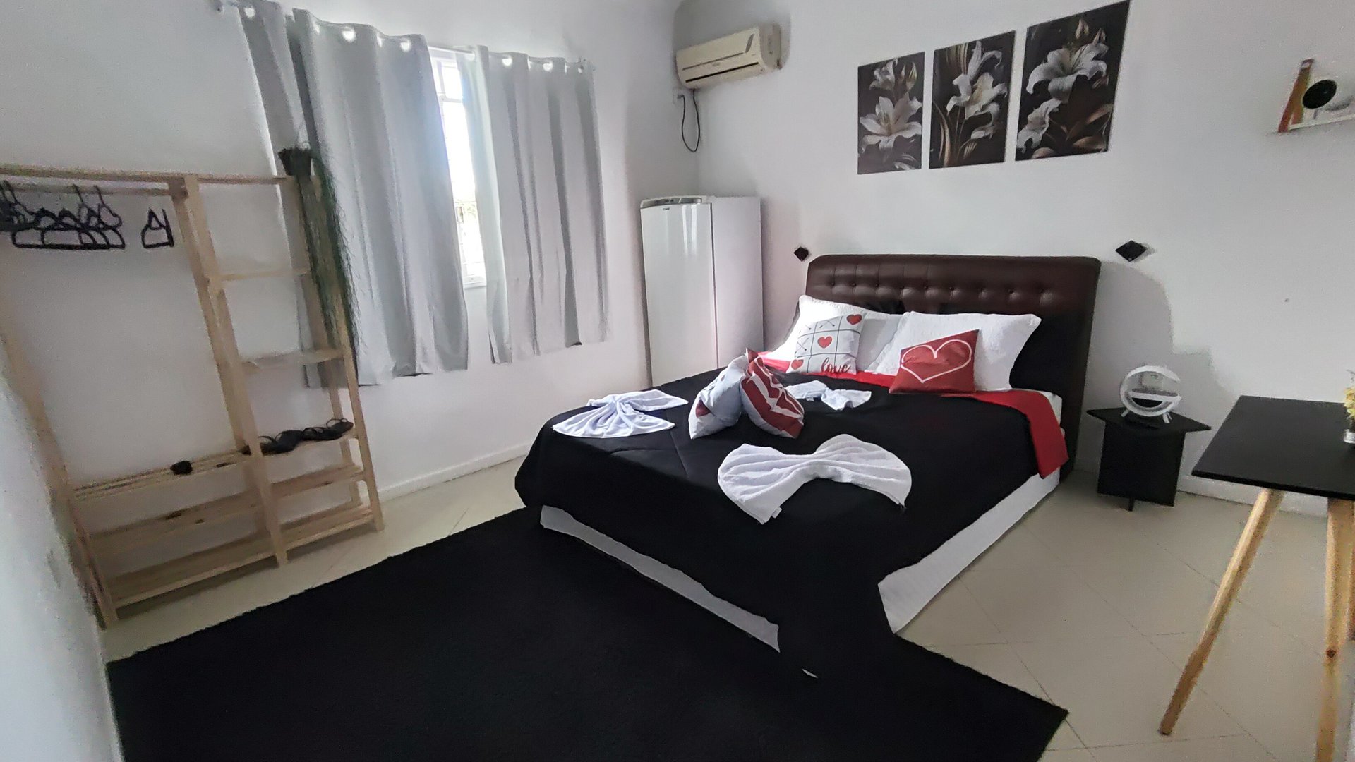 black and white bed linen