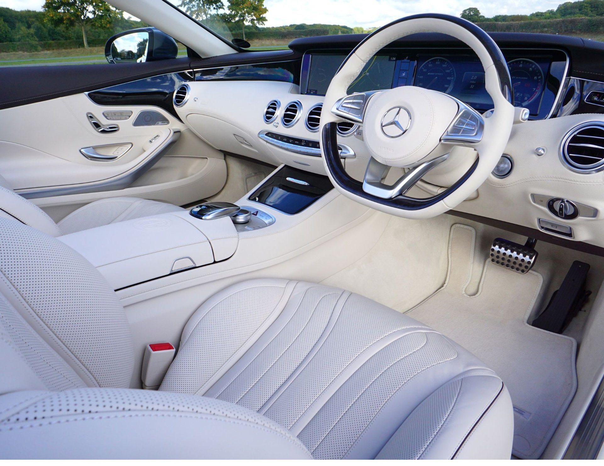 gray computer monitor