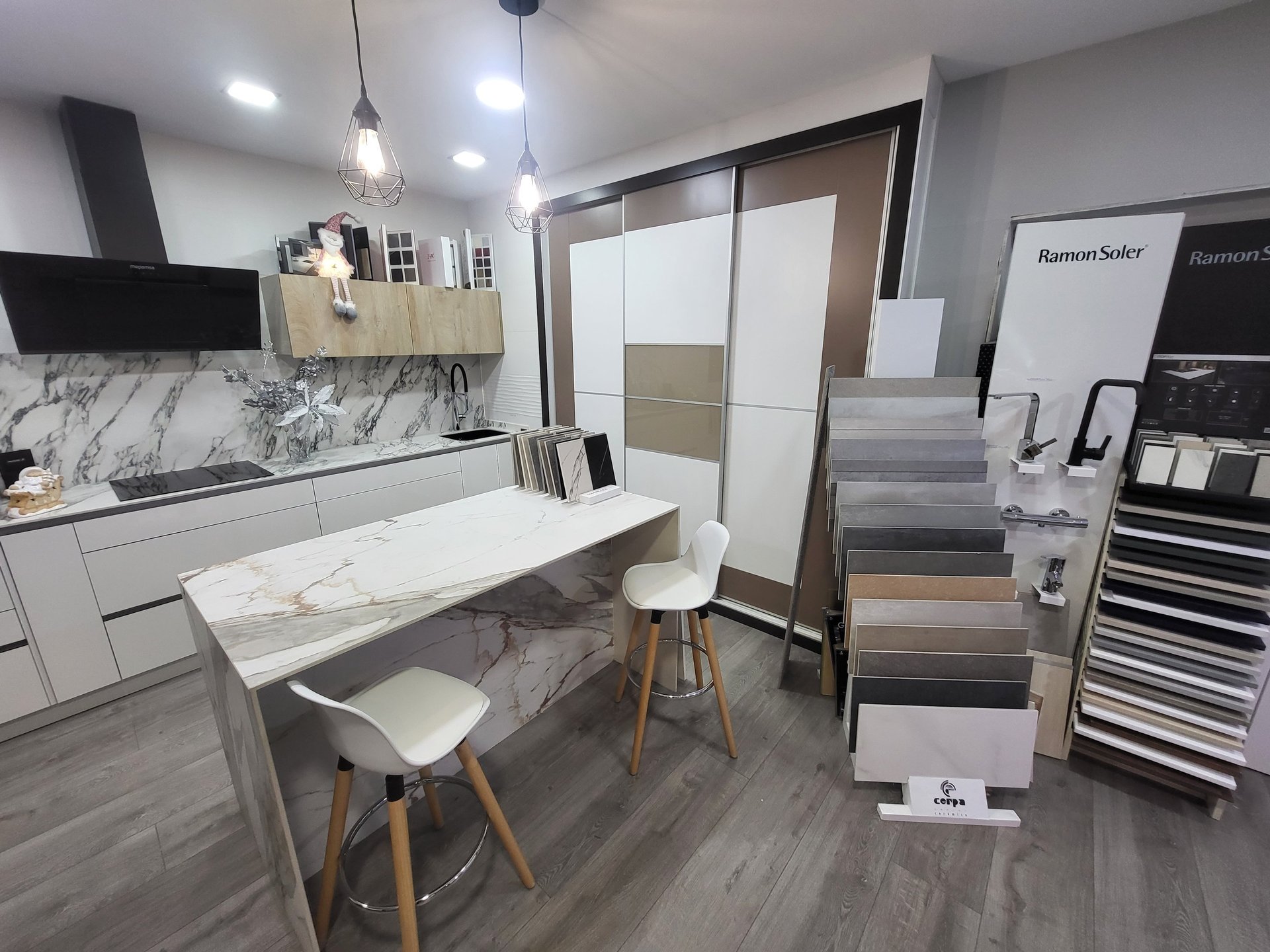 gray computer monitor