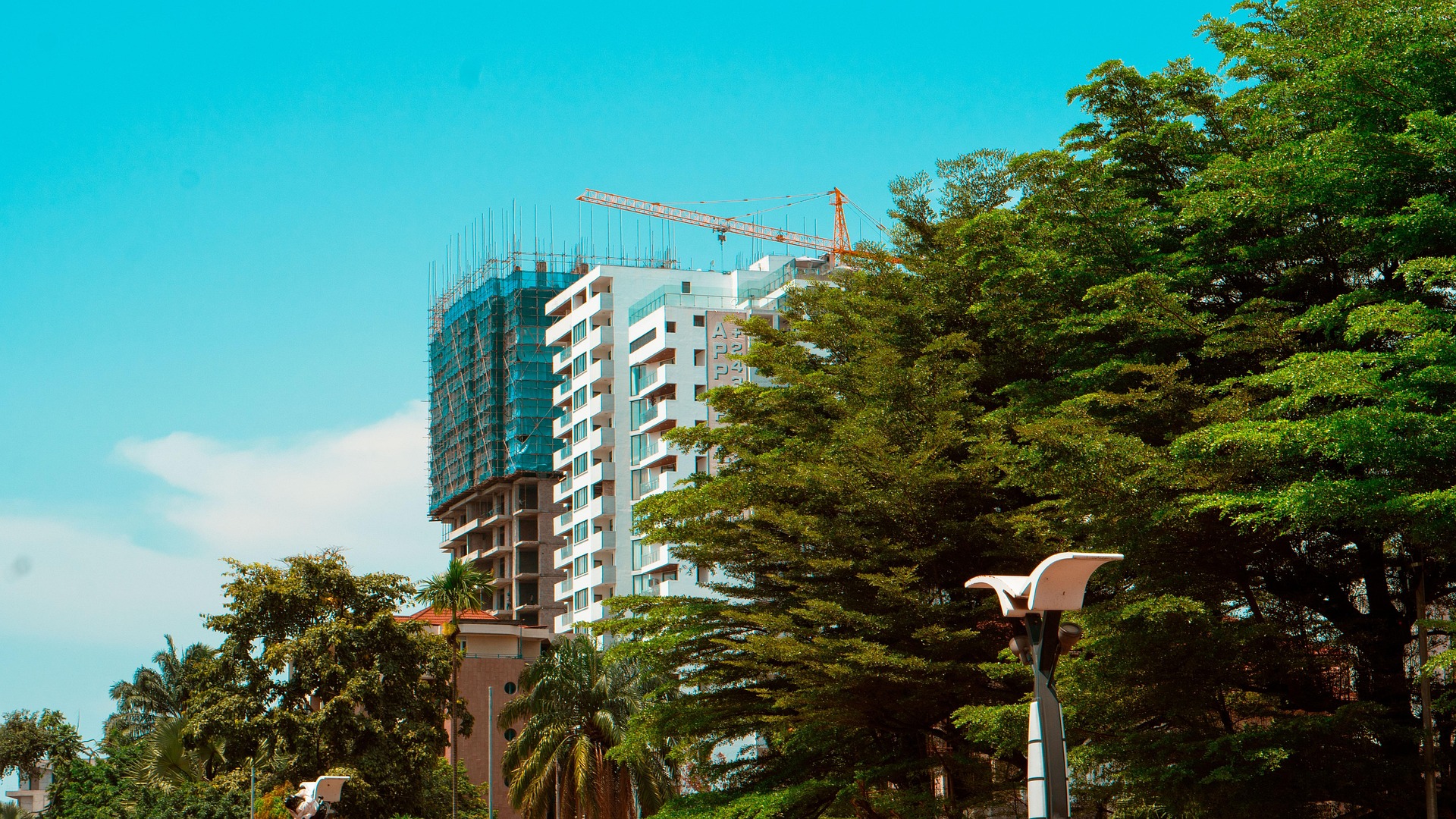 BATIMENT EN CONSTRUCTION avec la vue d'une grue