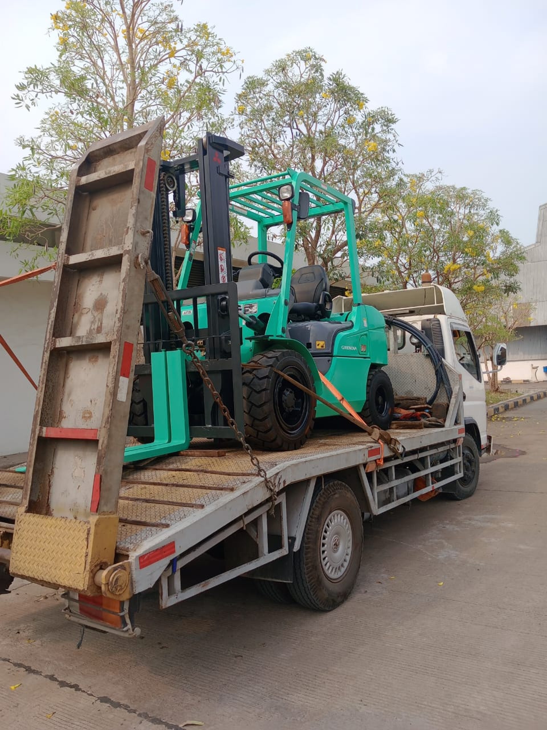 black and brown leather padded tub sofa