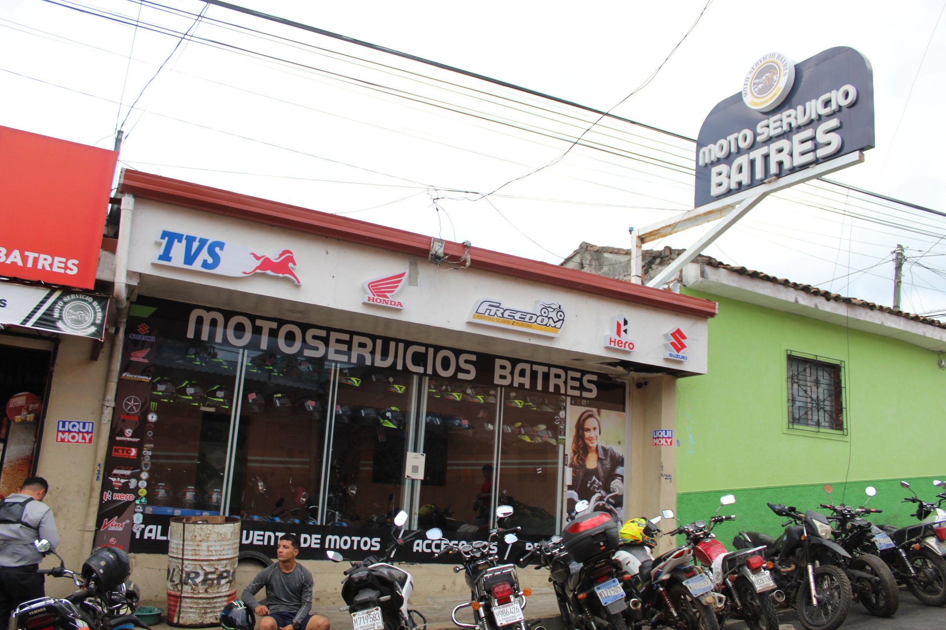 gray computer monitor