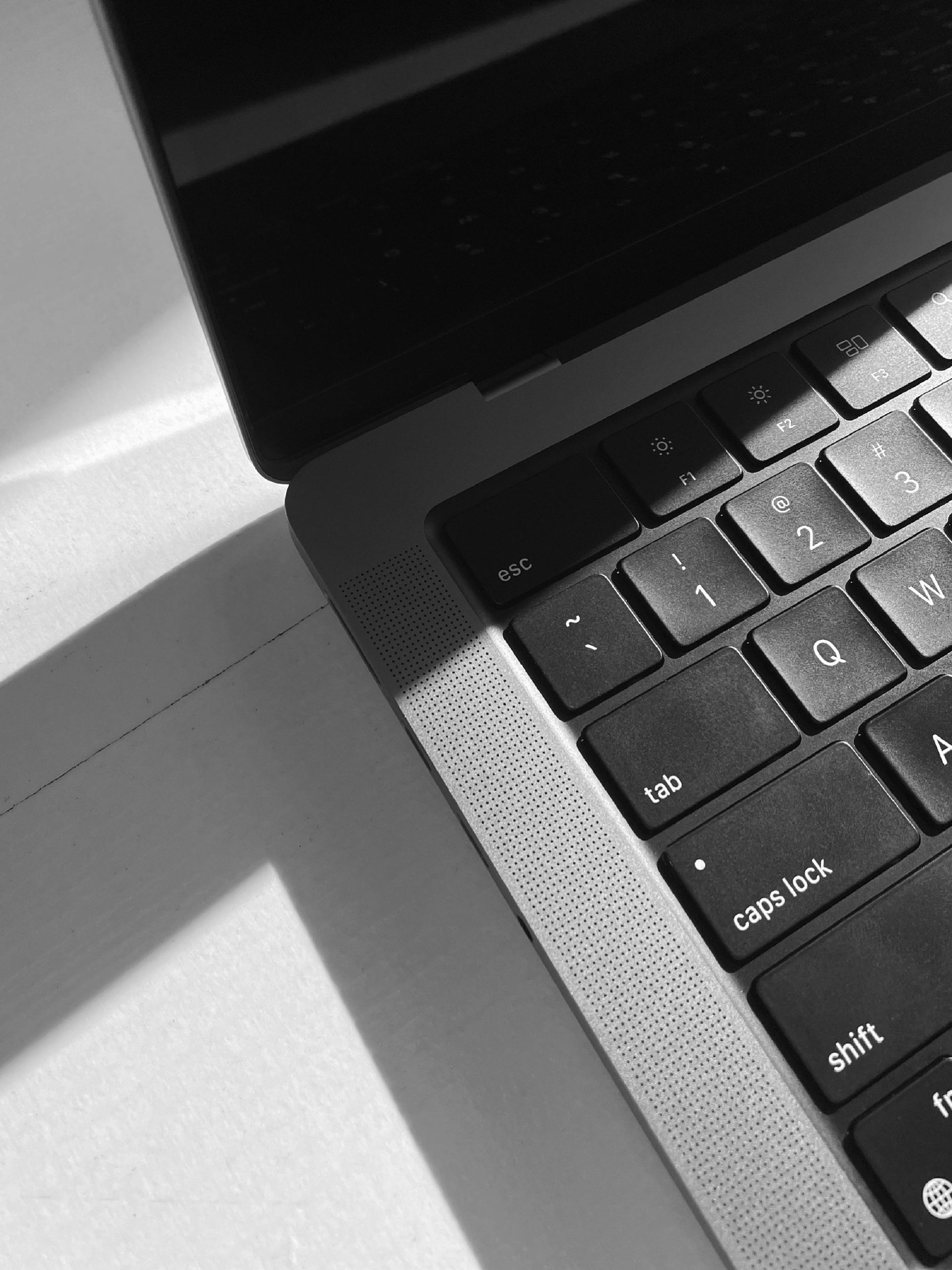 gray computer monitor