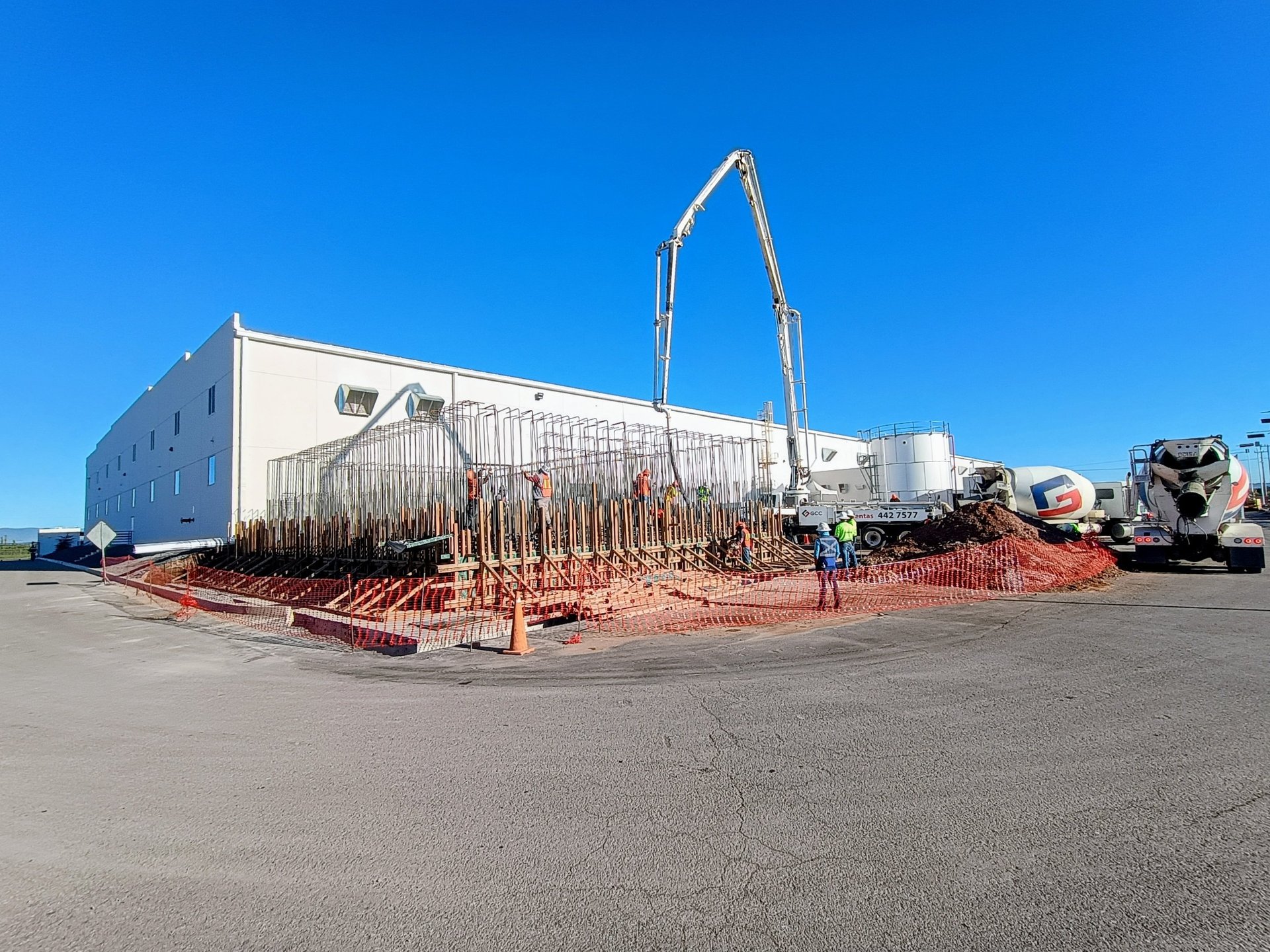 gray computer monitor