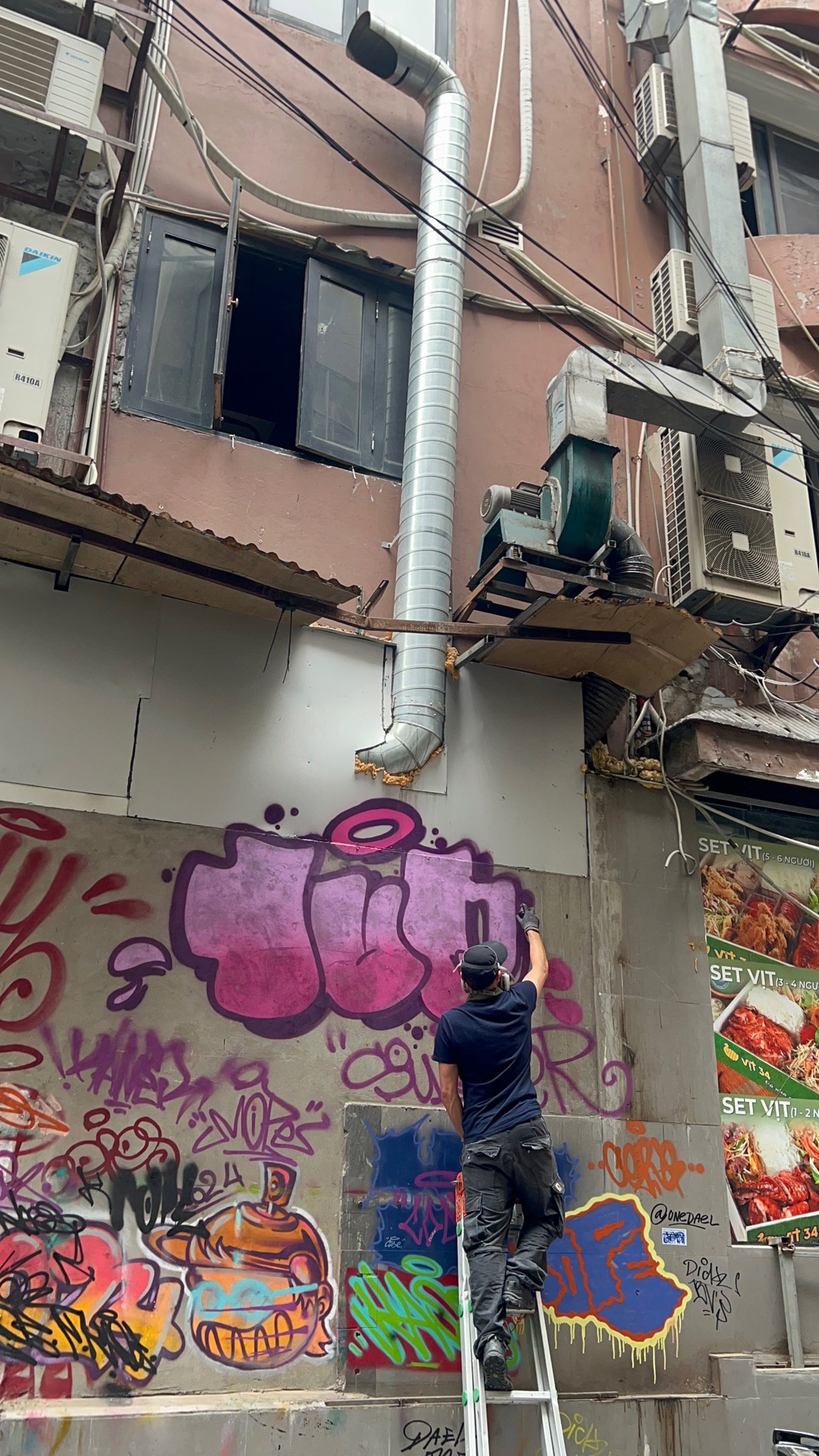 A close up of graffiti on the side of a building