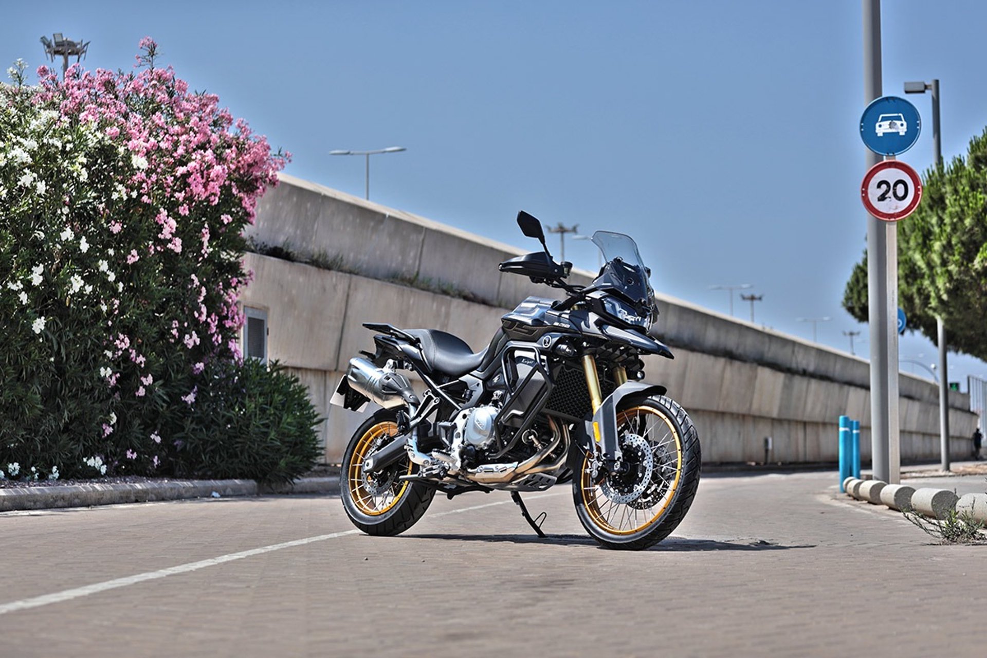 gray computer monitor