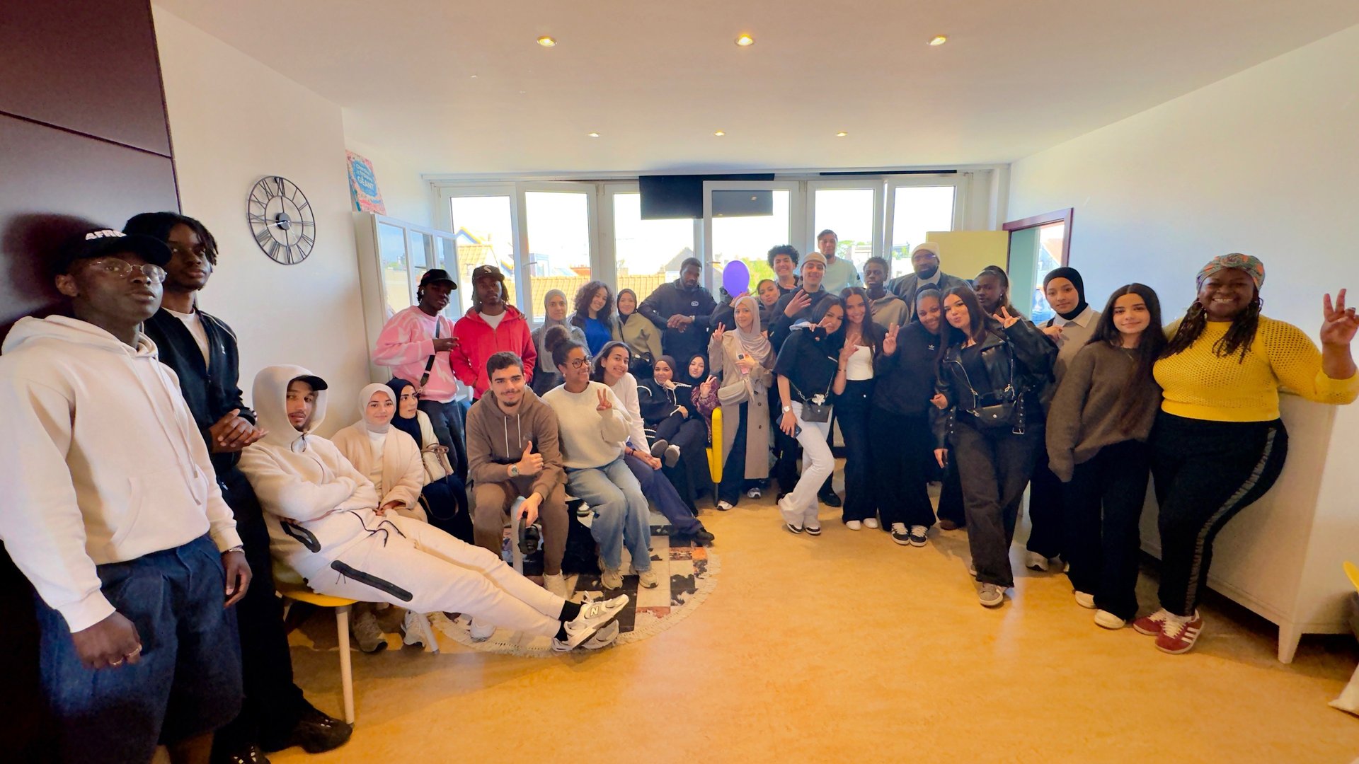 gray computer monitor