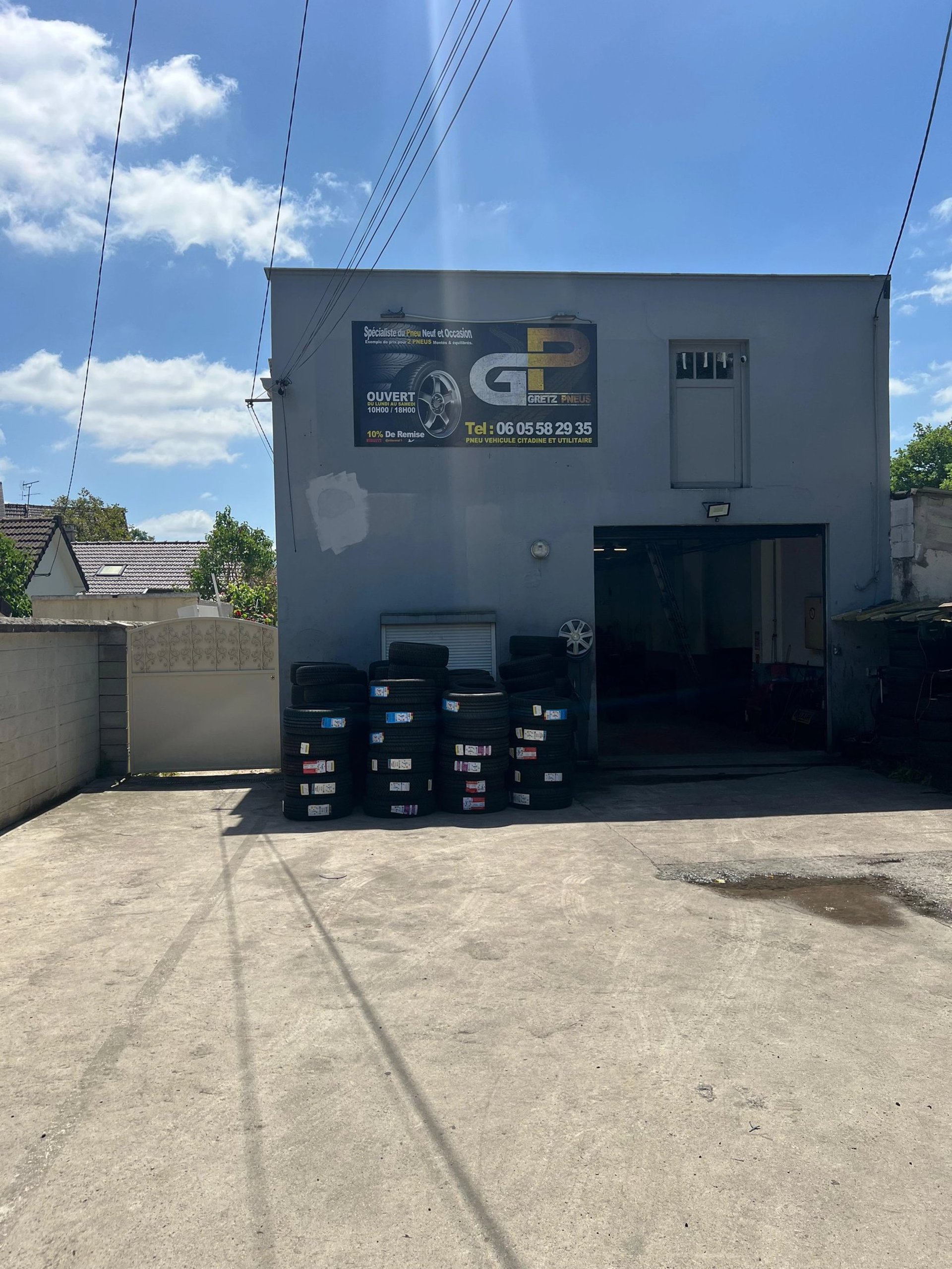 Façade de Gretz Pneu, expert en pneumatiques Michelin, Continental et Pirelli à proximité de Pontault-Combault et Brie-Comte-